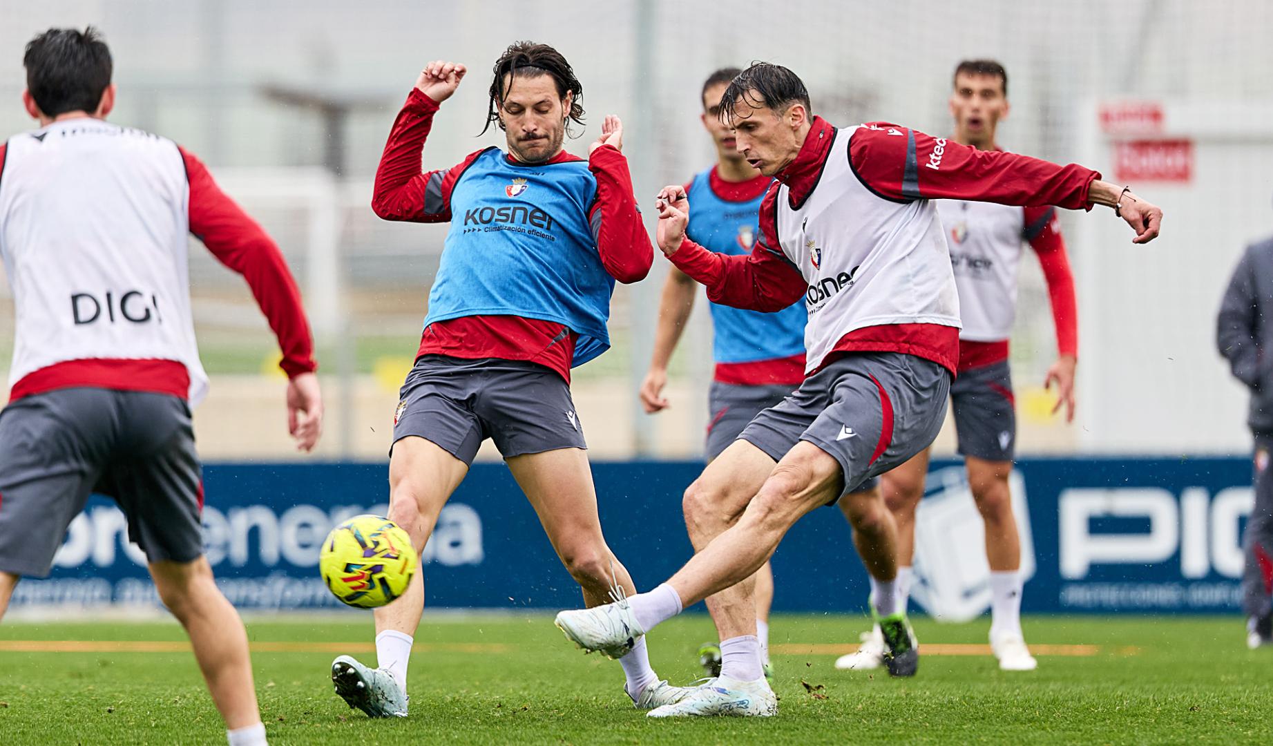 Ante Budimir dispara ante la presión de Juan Cruz durante el entrenamiento de este miércoles