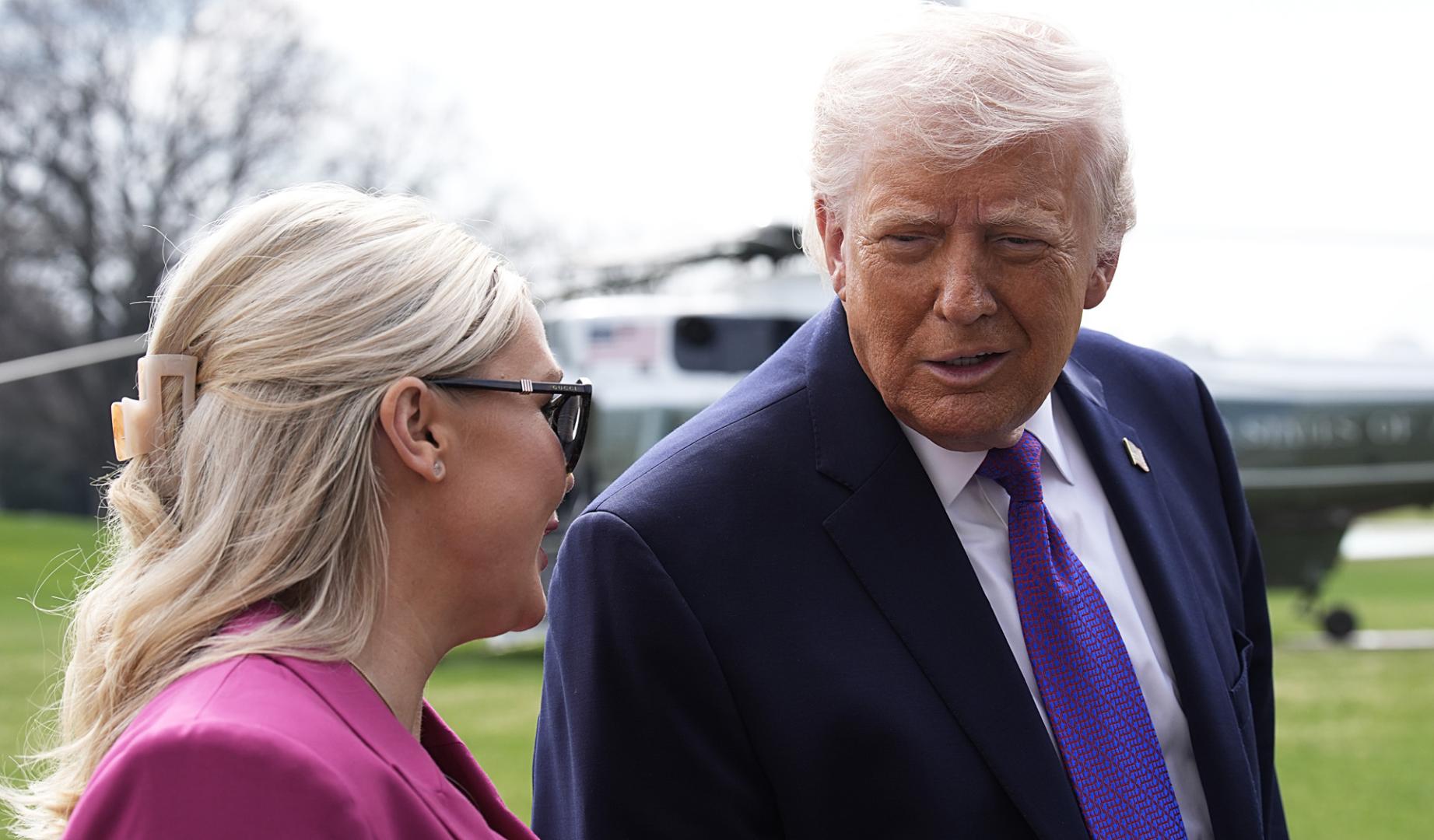 Donald Trump conversa con la Secretaria de Prensa de la Casa Blanca, Karoline Leavitt