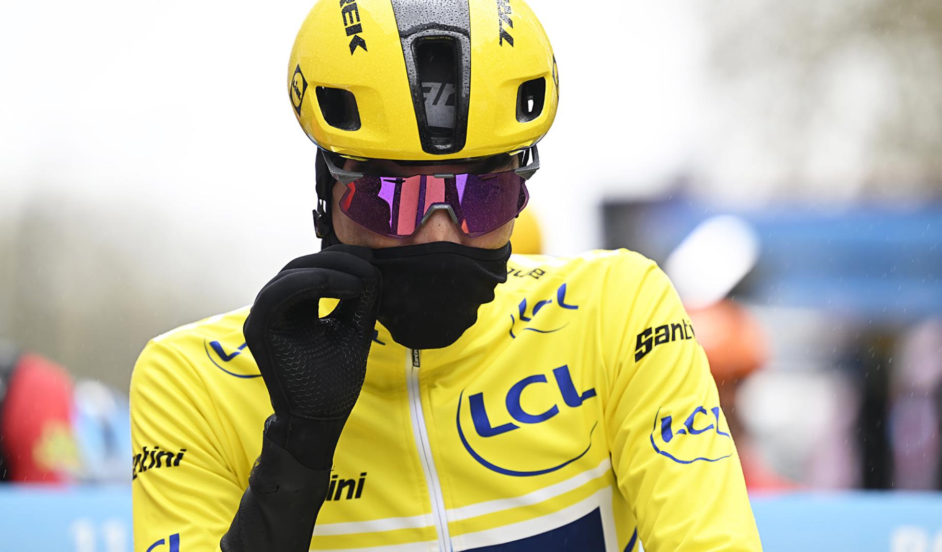 Juan Ayuso con el maillot amarillo antes del inicio de la cuarta etapa de la París-Niza 2026