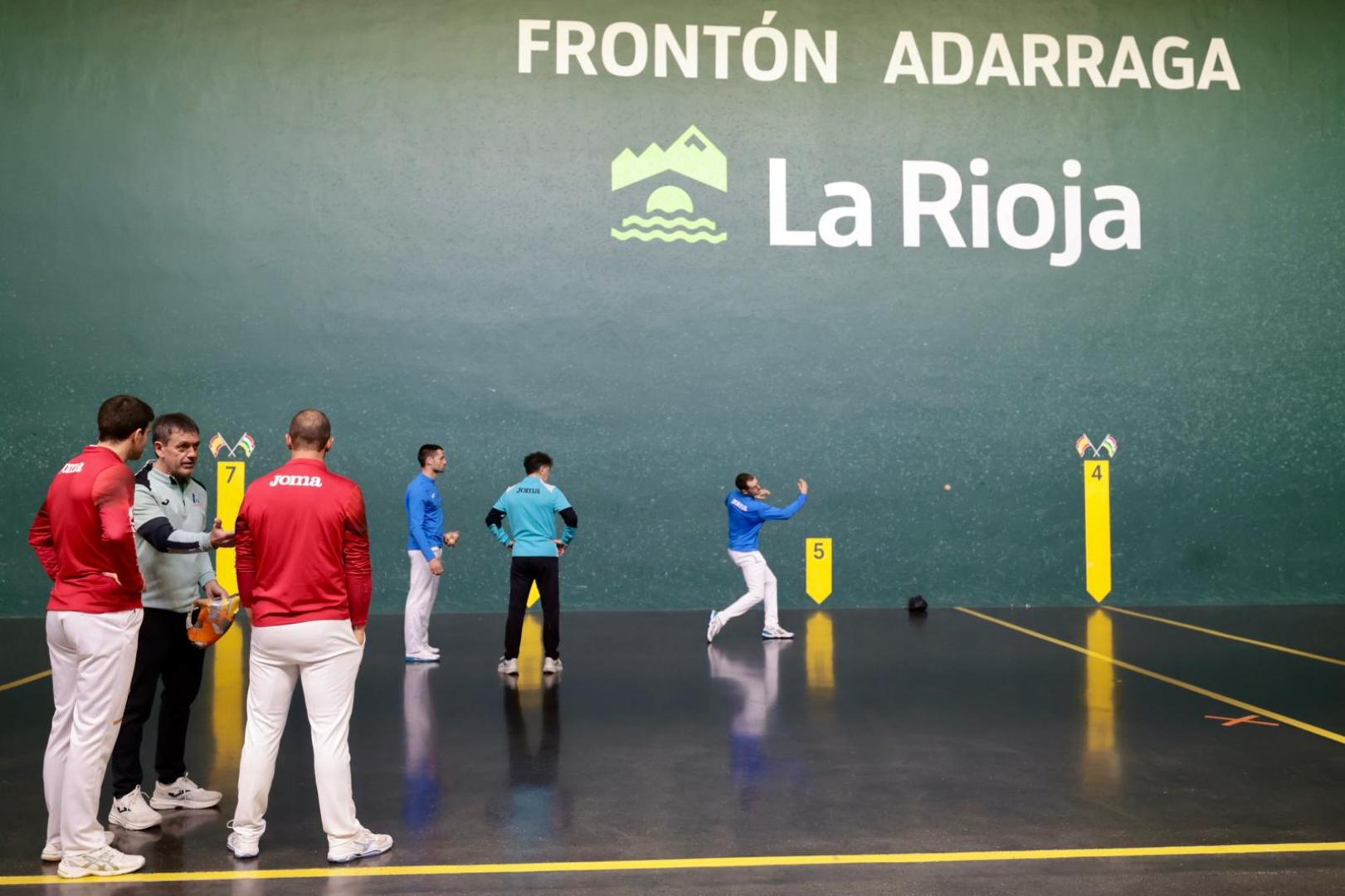 Laso y Albisu prueban el material ante la presencia de Elordi y Zabaleta en el Adarraga de Logroño.