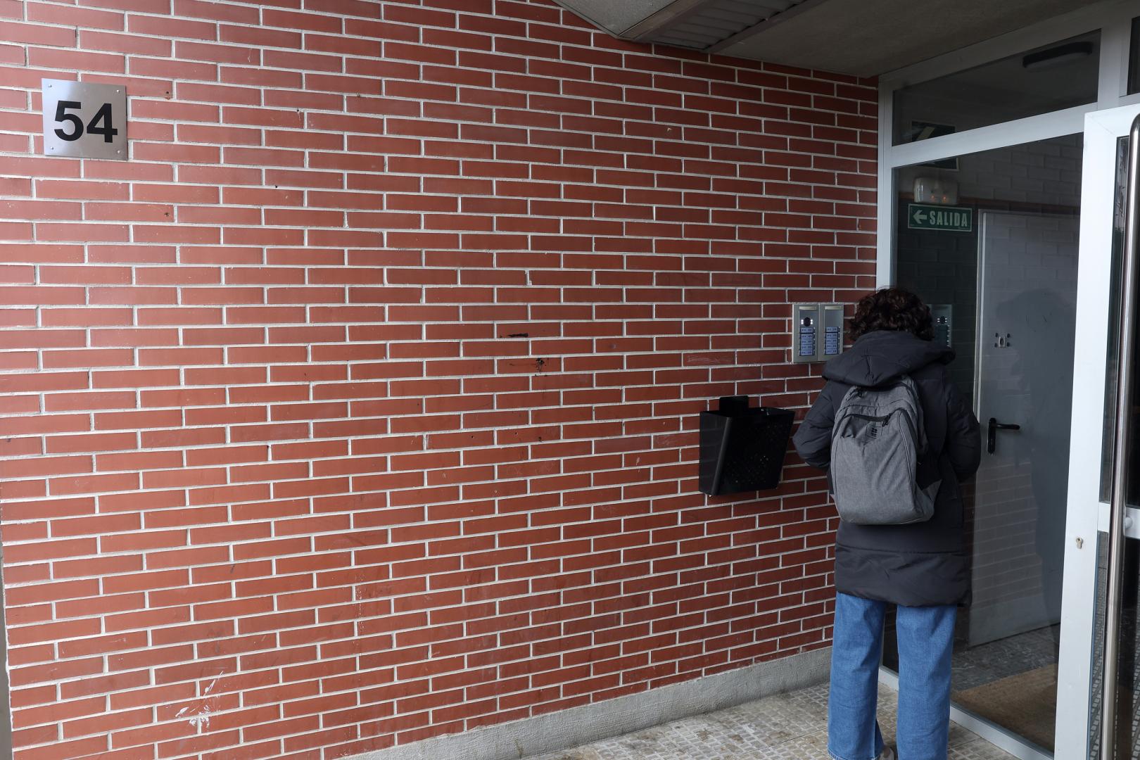 La puerta del portal del número 54 lleva "cerca de dos años rota".