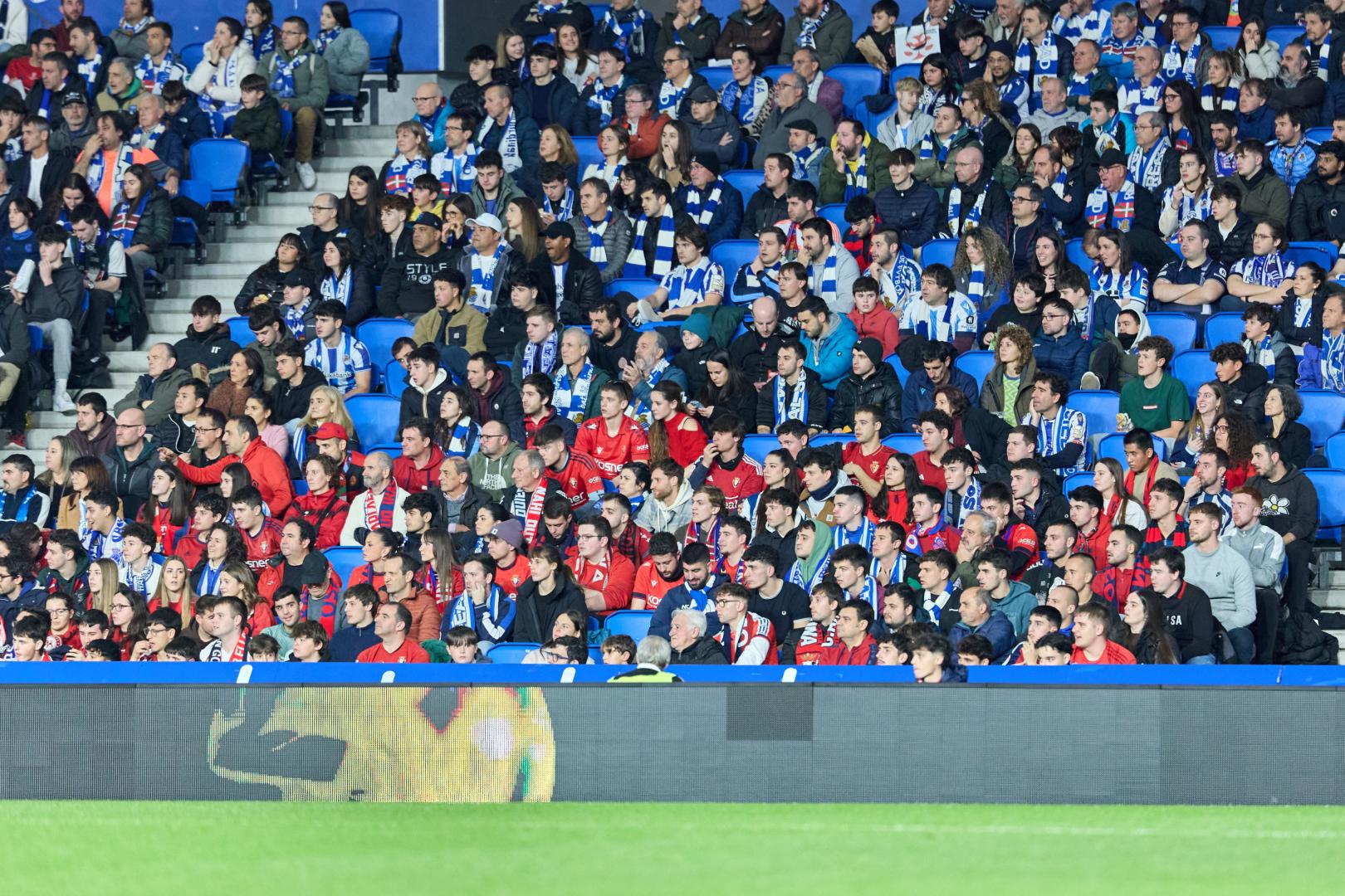 Aficionados rojillos junto a seguidores de la Real en la grada de Anoeta durante el pasado partido de Copa