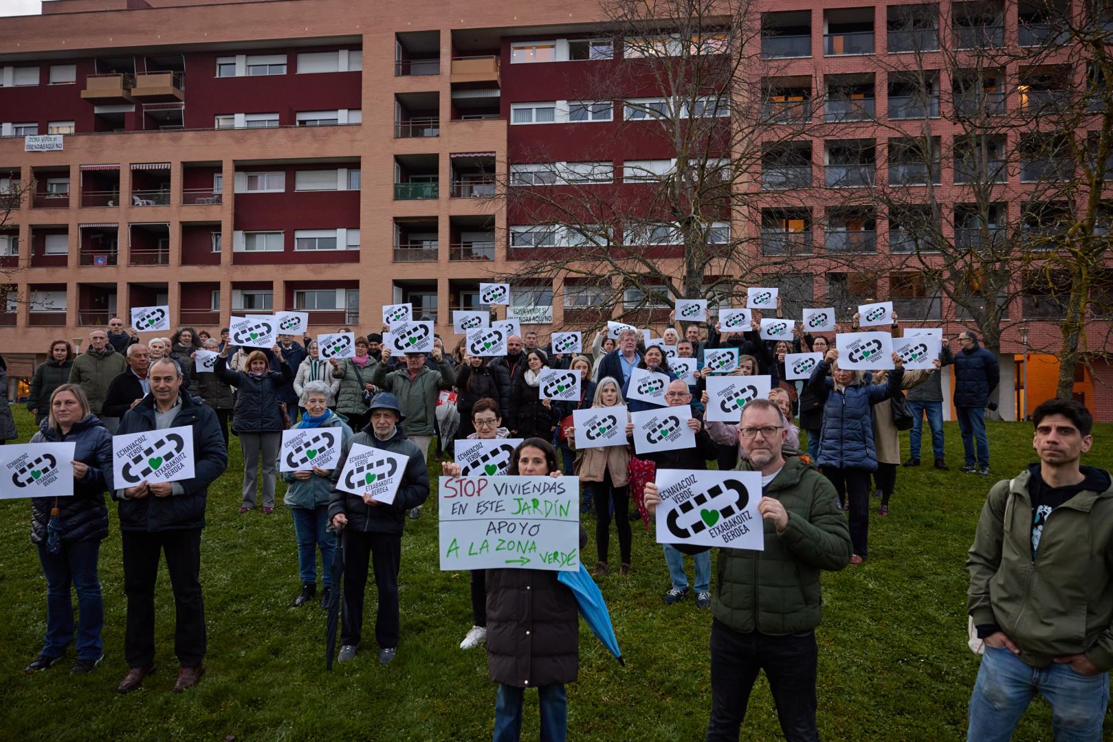 Protesta de vecinos de Echavacoiz contrarios al proyecto de edificación de 100 viviendas