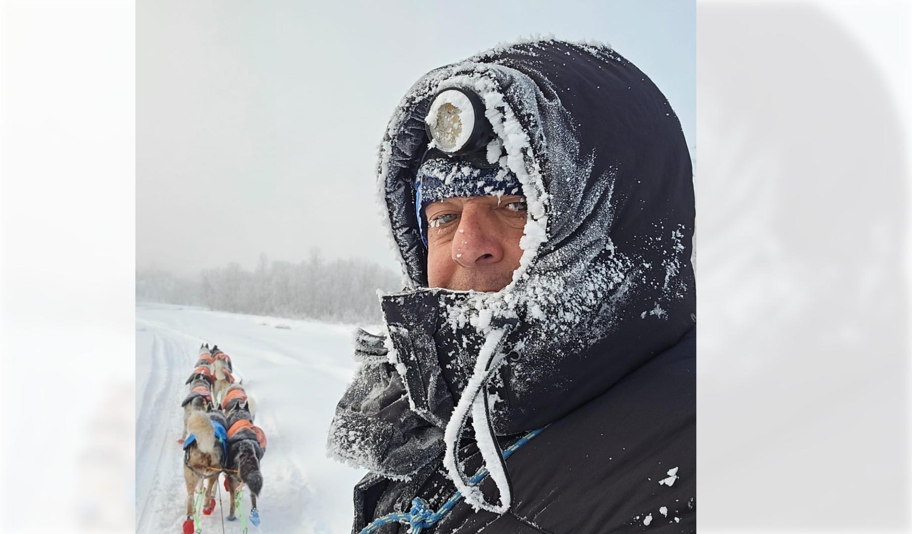 Baltasar Gallardo, sobre el trineo tirado por sus 8 huskies en la nieve noruega