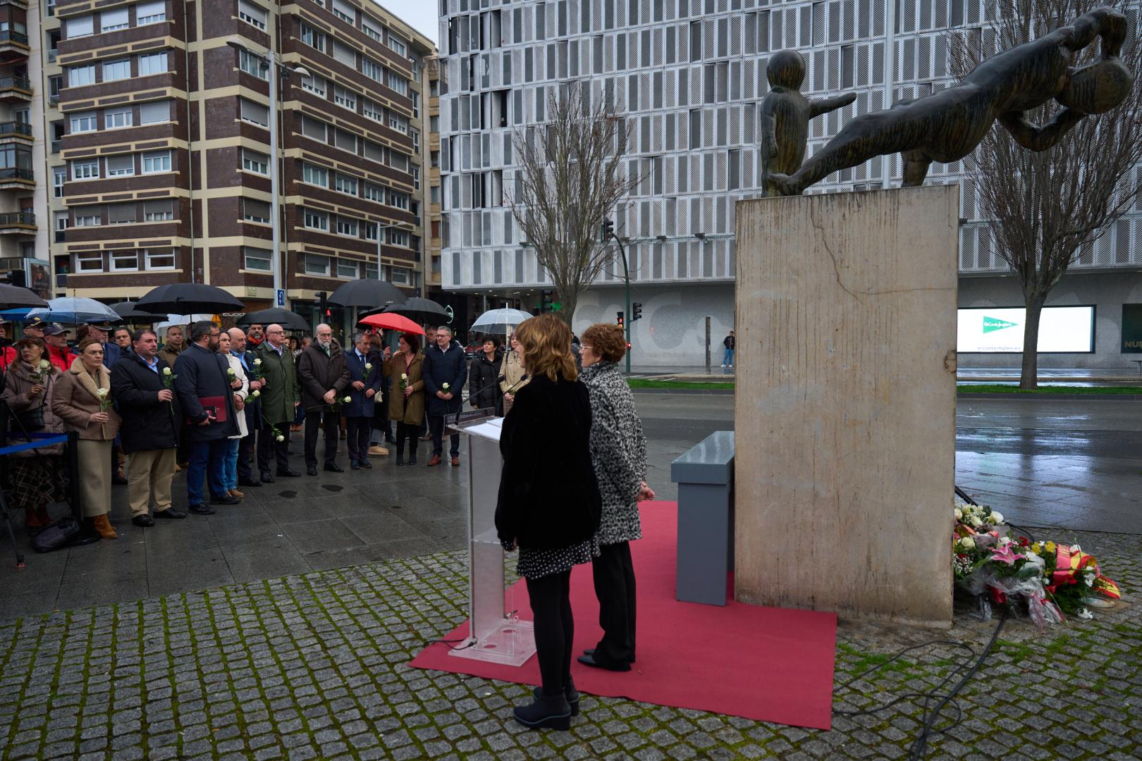 La presidenta María Chivite y la vicepresidenta segunda Ana Ollo leyeron en castellano y euskera el acuerdo del Ejecutivo con motivo del Día de las víctimas del Terrorismo. Las flores que se habían depositado a lo largo de la jornada junto al Monumento se colocaron durante el acto en la parte trasera del mismo