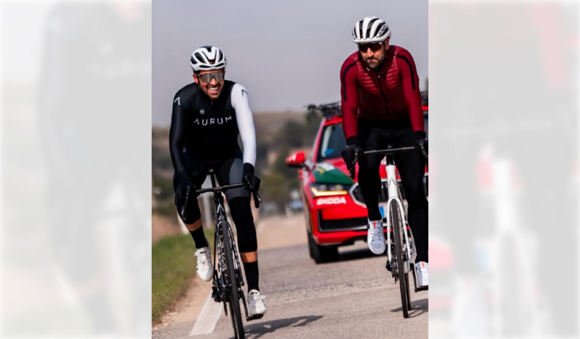 Alberto Contador y Raúl García subidos a la bicicleta