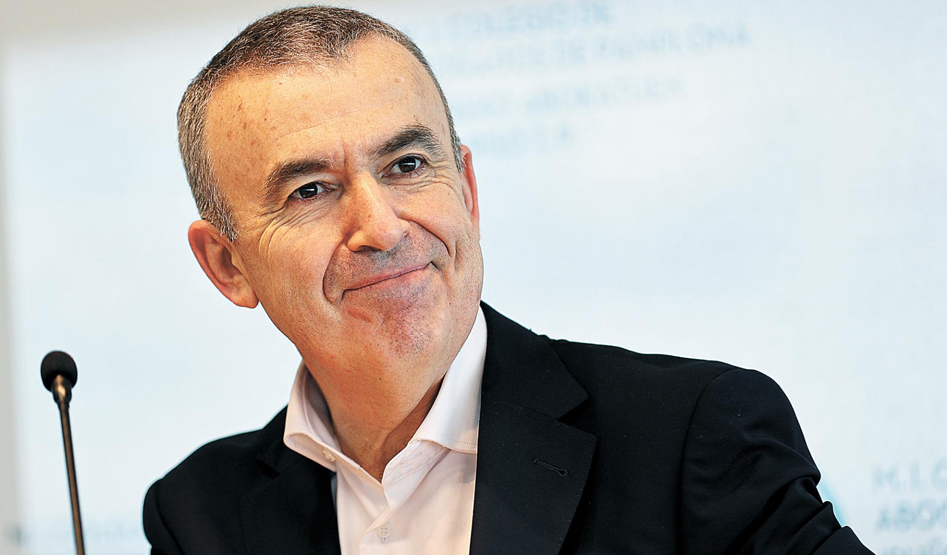 Lorenzo Silva confesó el martes en Pamplona que ahora que no ejerce la profesión de abogado la añora