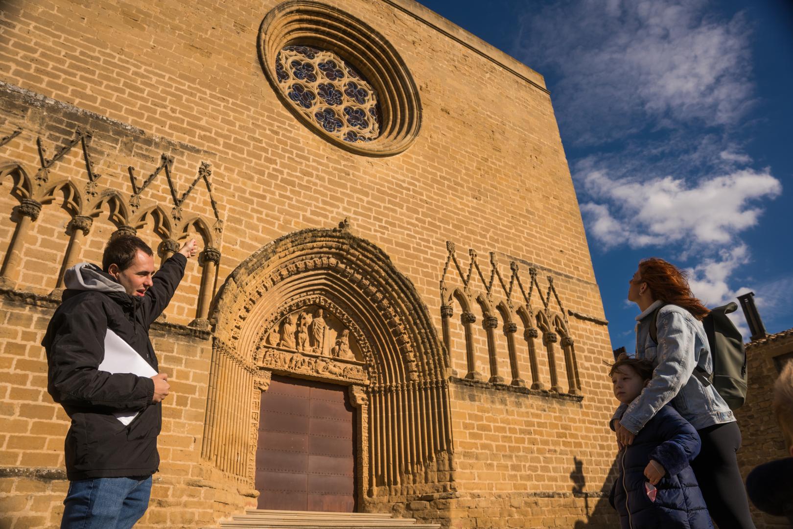 Momento de una visita turística al Cerco de Artajona