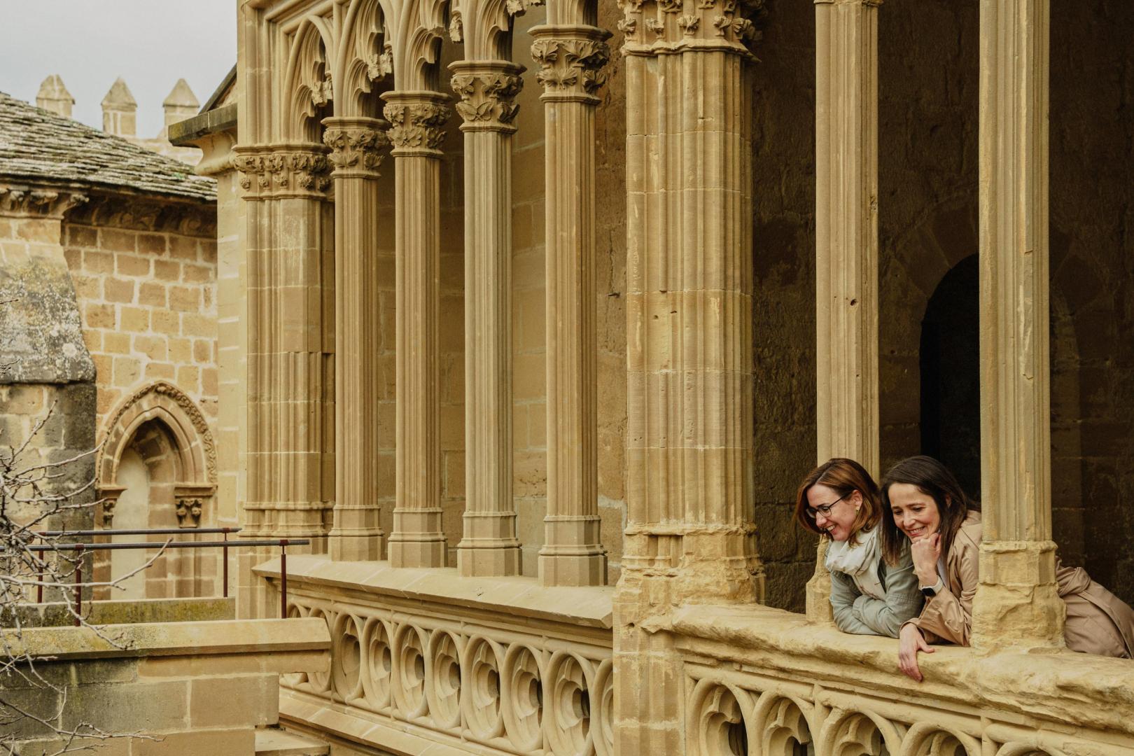 Dos mujeres disfrutan de su visita al Palacio Real de Olite-Erriberri
