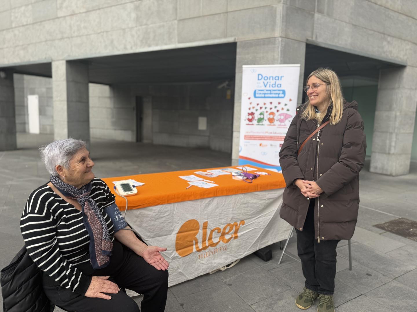 Mesa informativa de la asociación ALCER instalada este jueves en la plaza de Carrefour, donde se hicieron mediciones de tensión