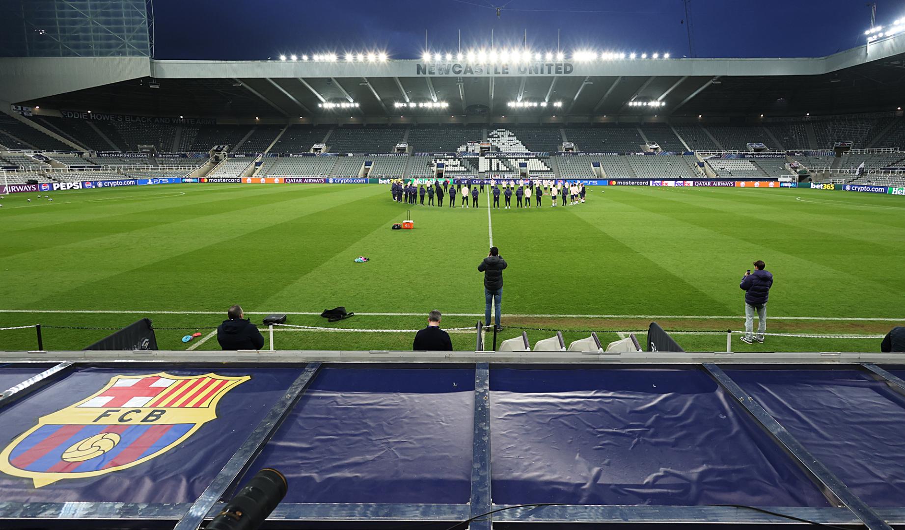 Los jugadores del FC Barcelona sobre el césped del St. James Park