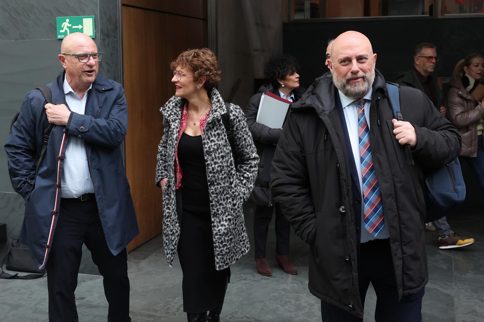 El consejero de Educación, Carlos Gimeno, la presidenta María Chivite y el consejero de Economía y Hacienda, José Luis Arasti, a su llegada este jueves al Parlamento de Navarra, que celebra sesión plenaria