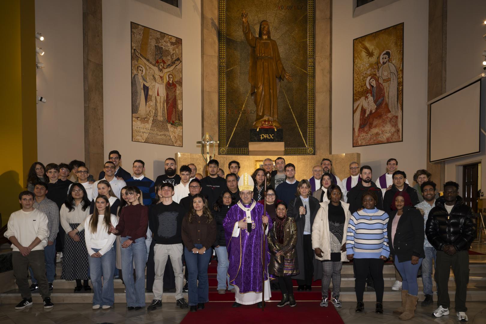 Grupo de personas que serán bautizadas el 4 de abril en la catedral, con el arzobispo Florencio Roselló, el día del Rito de Elección.