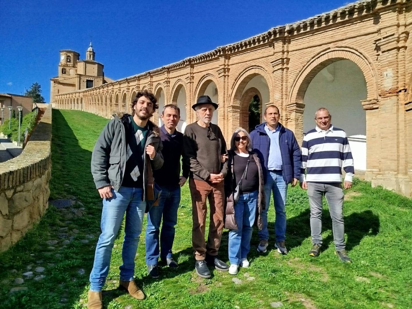 El director de cine Fernando Trueba y su mujer y productora Cristina Huete, en el centro del grupo, durante su visita ayer a la basílica de Nuestra Señora del Romero de Cascante. Junto a ellos, el alcalde de la ciudad ribera, Alberto Añón -segundo por la derecha-, quien acompañó a la pareja y a su equipo por distintas localizaciones de la localidad ribera