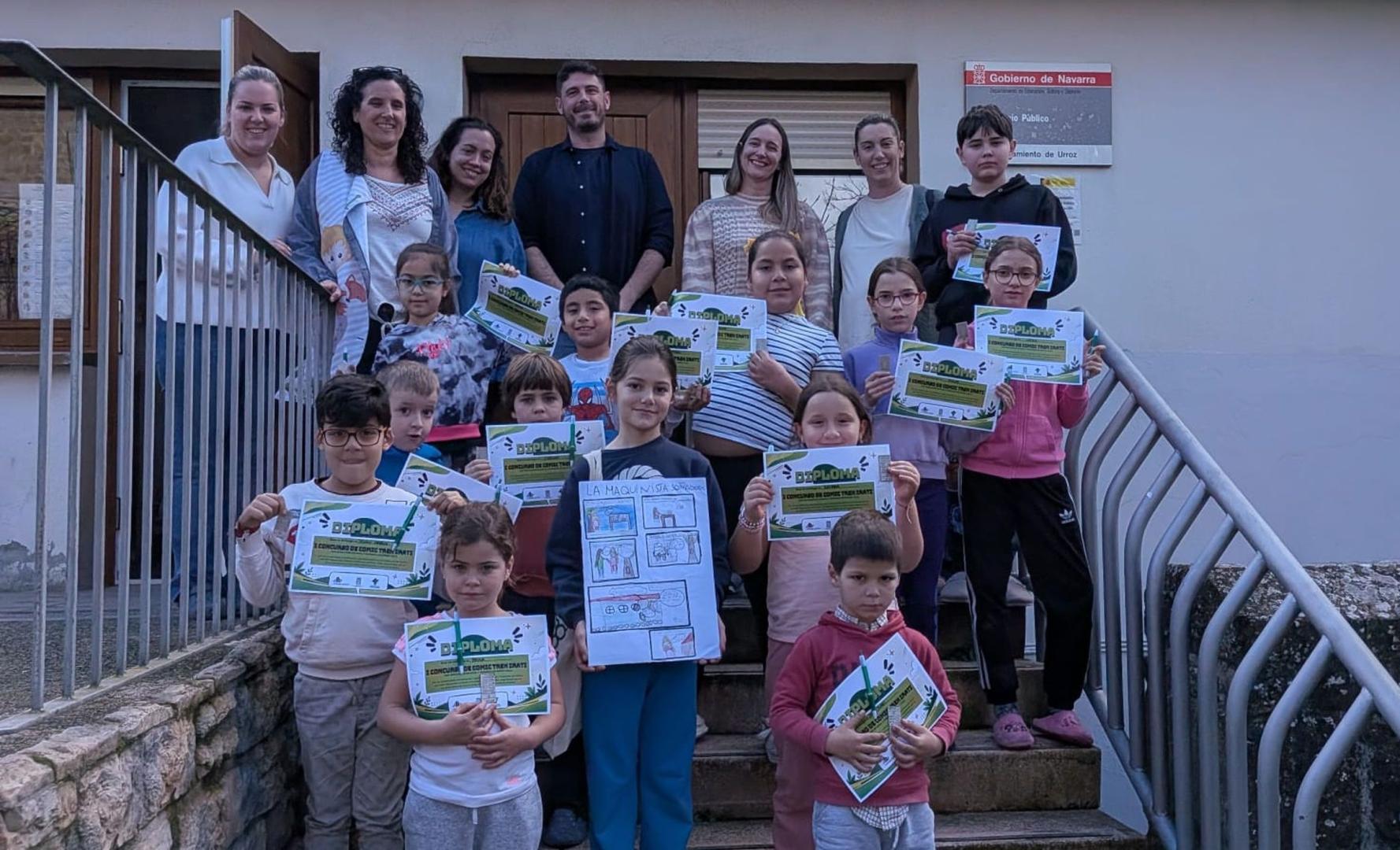 Alumnado y profesorado del colegio de Urroz-Villa, junto a parte del jurado. En el centro, con su cómic, la ganadora del concurso, Margarita Garisoain Guindano