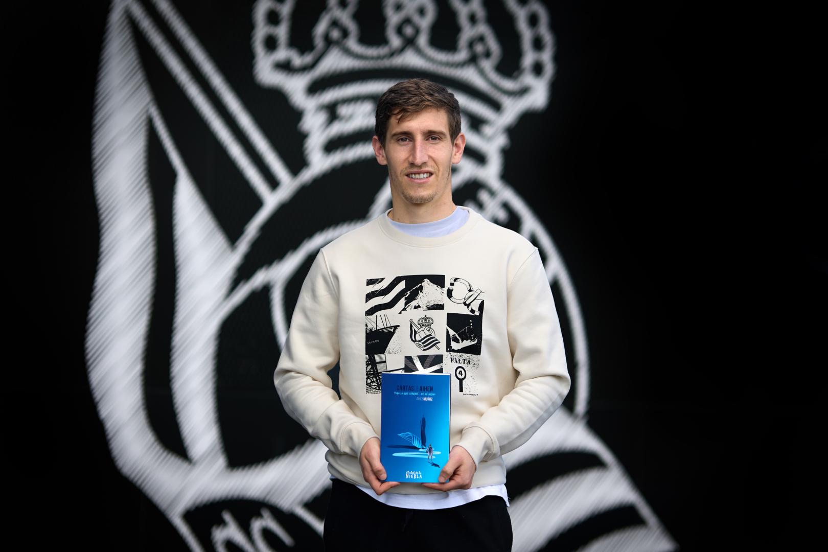 Aihen Muñoz posa con su libro ‘Cartas de Aihen. Todo lo que aprendí... de mí mismo’ en las instalaciones de Zubieta tras el entrenamiento de ayer.