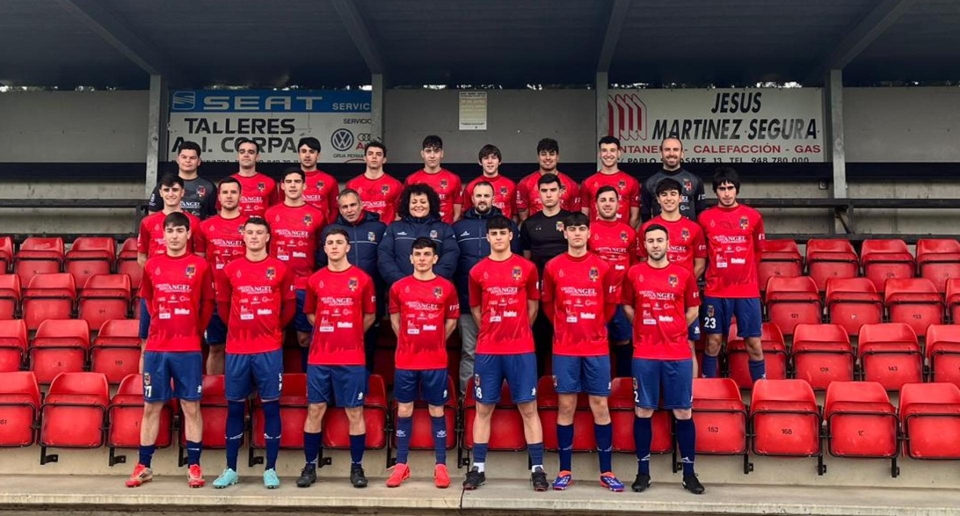 Fotografía de familia del primer equipo junto a Beatriz Armendáriz