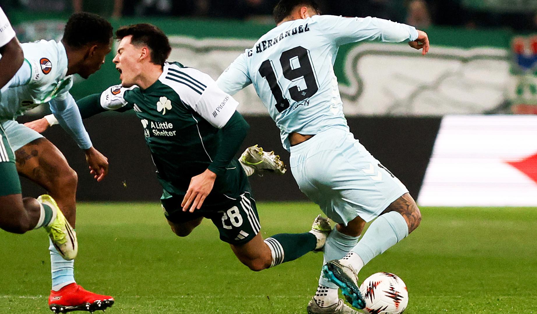 EL jugador del Panathinaikos Facundo Pellistri cae ante la entrada del 'Cucho' Hernández durante el encuentro
