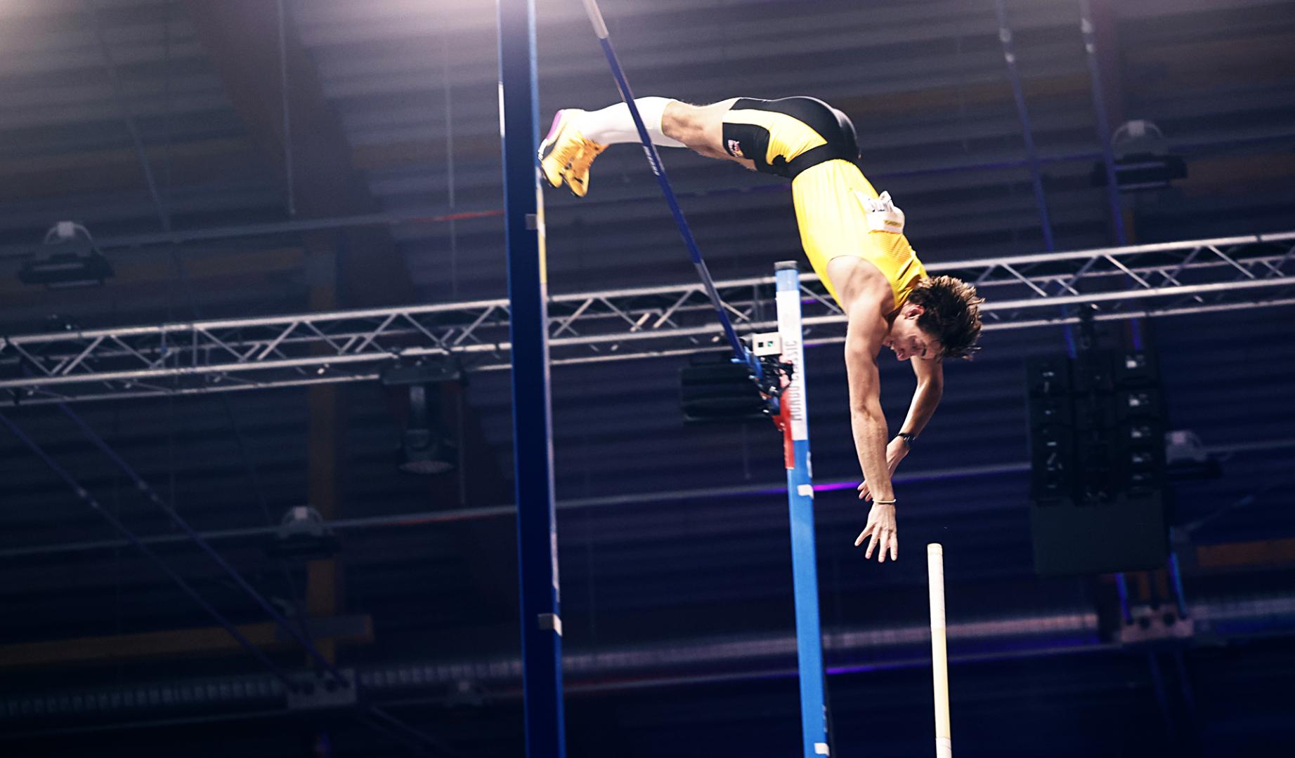 Momento en el que Armand Duplantis supera los 6.31 durante la prueba disputada en Uppsala
