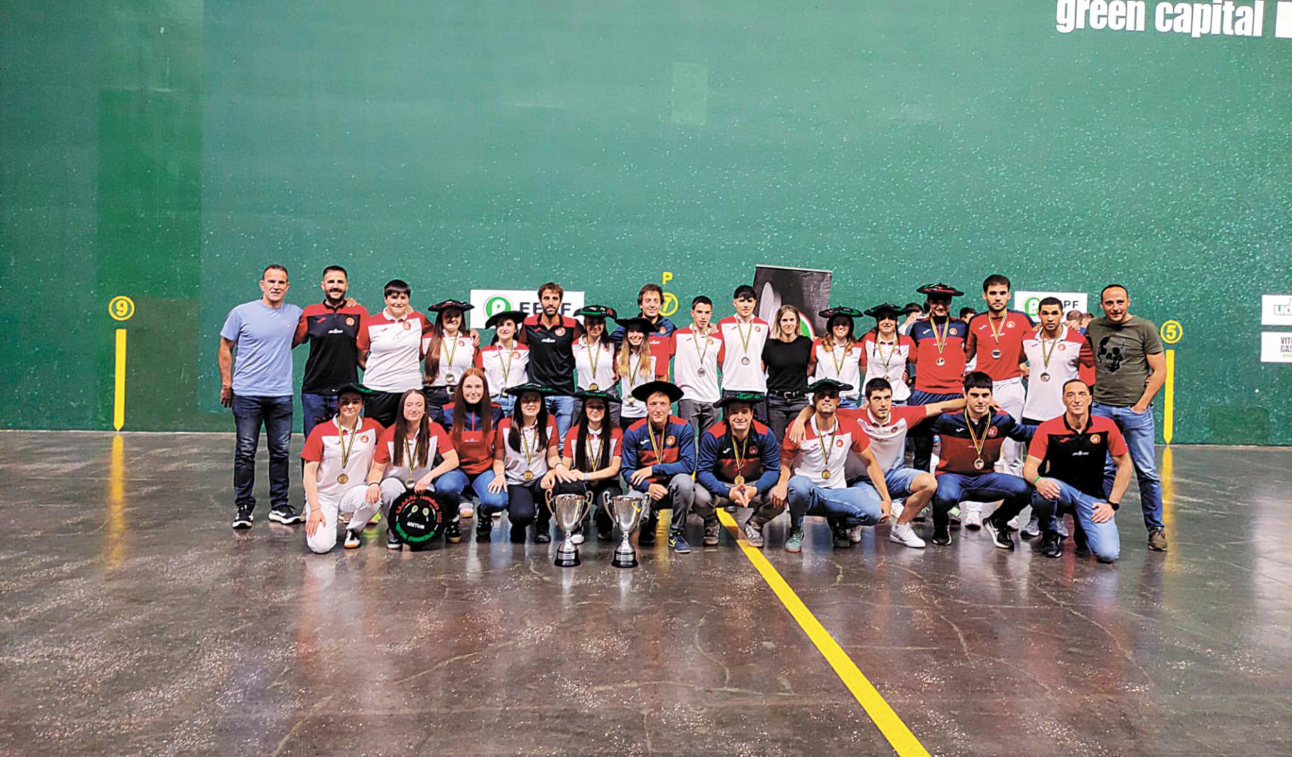 Foto de familia con los vencedores en la última edición del torneo