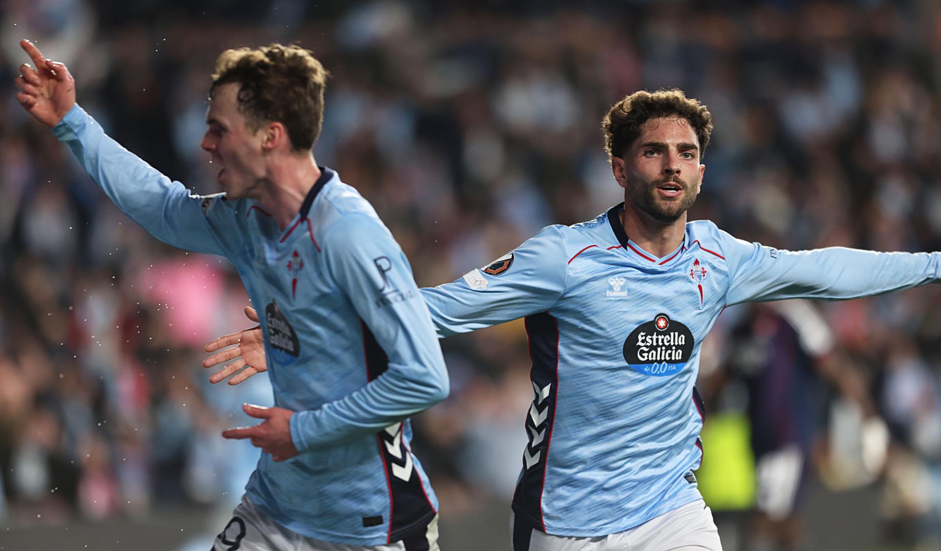 El defensa del Celta Javi Rueda (dcha.) celebra tras anotar el gol que suponía el 1-0 en el encuentro contra el Olympique de Lyon