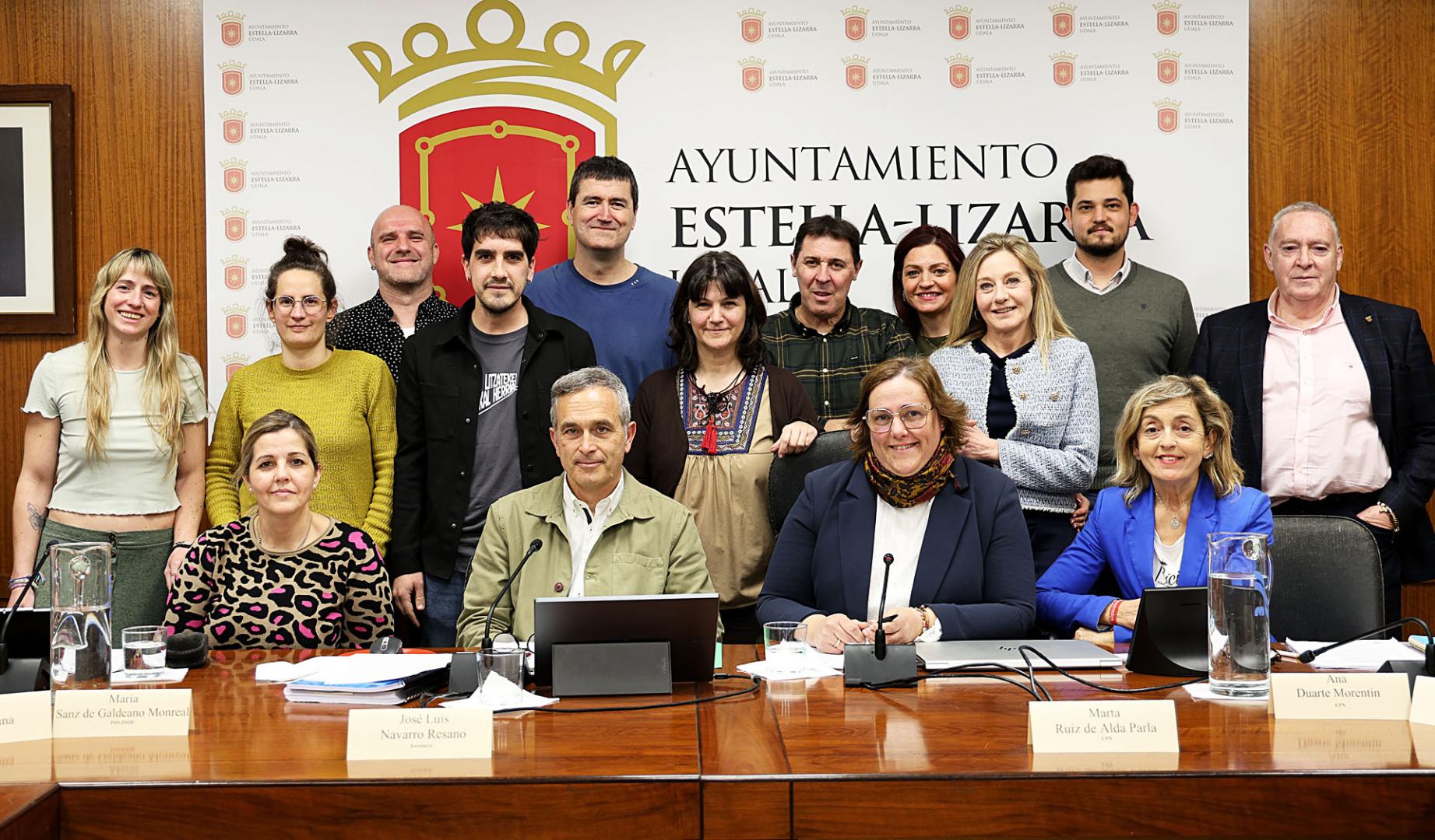 José Luis Navarro, secretario municipal, en el centro rodeado por los corporativos al inicio del pleno