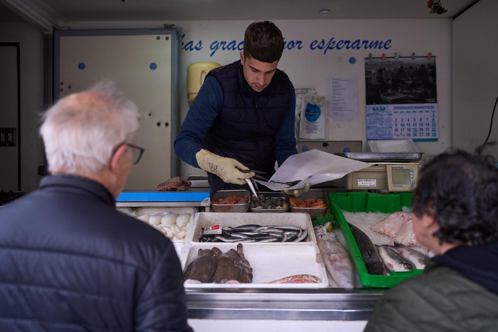 Hugo Echeverri Val atiende en Lumbier desde el interior del camión de Pescados Echeverri