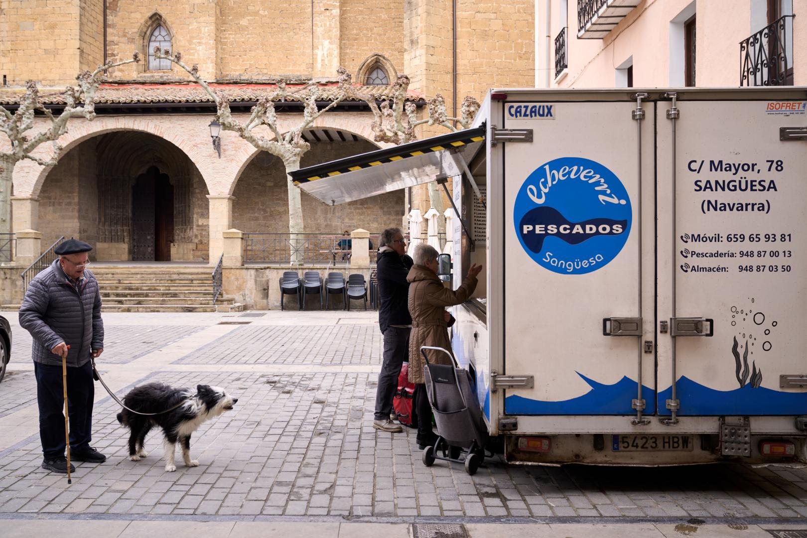 Lumbierinos a la espera de adquirir pescado fresco en la plaza de los Fueros, en una reciente mañana de viernes