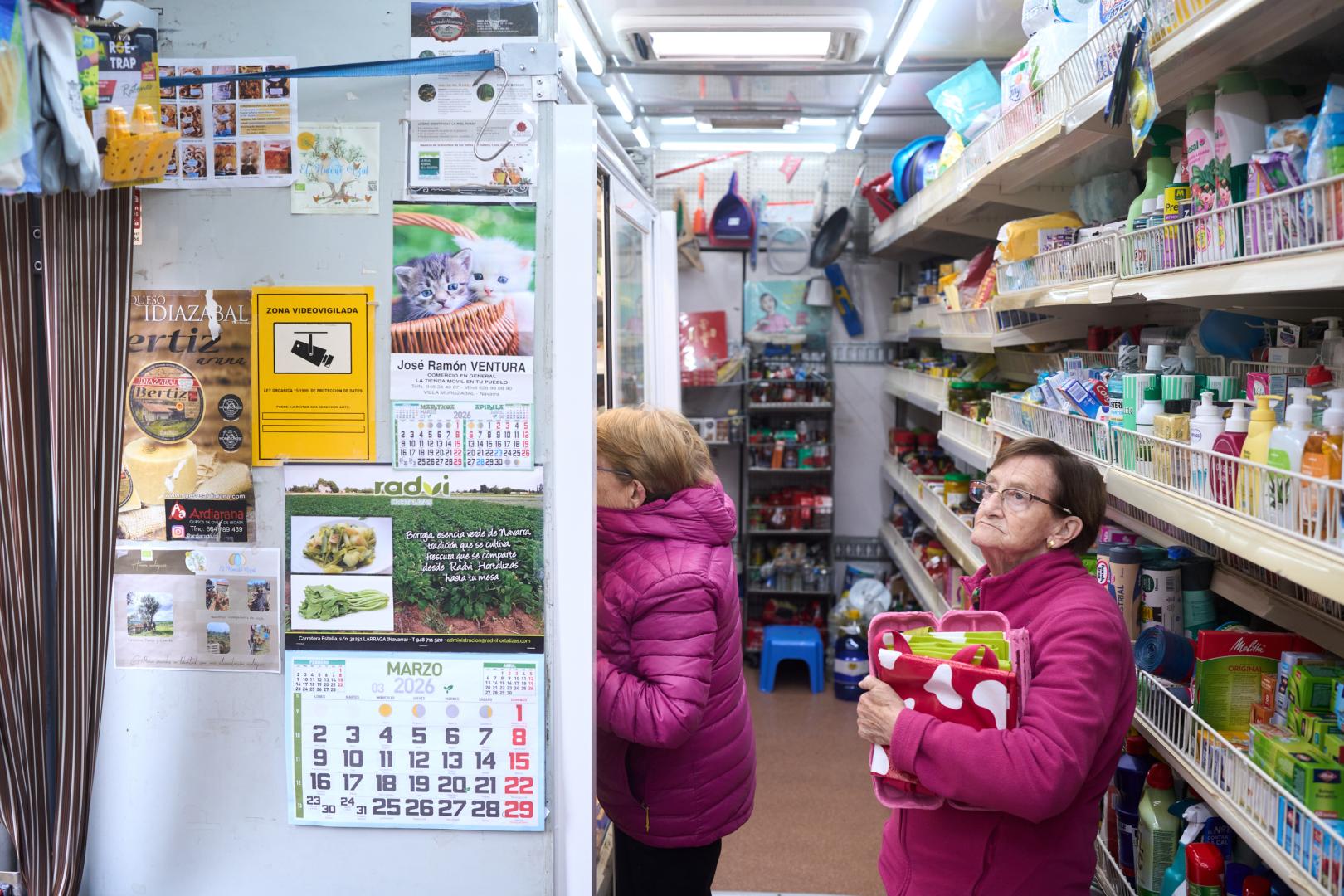 Alimentos frescos y congelados, bebidas, jabones, productos de limpieza... De todo cabe en el Coviran sobre ruedas de José Ramón Ventura