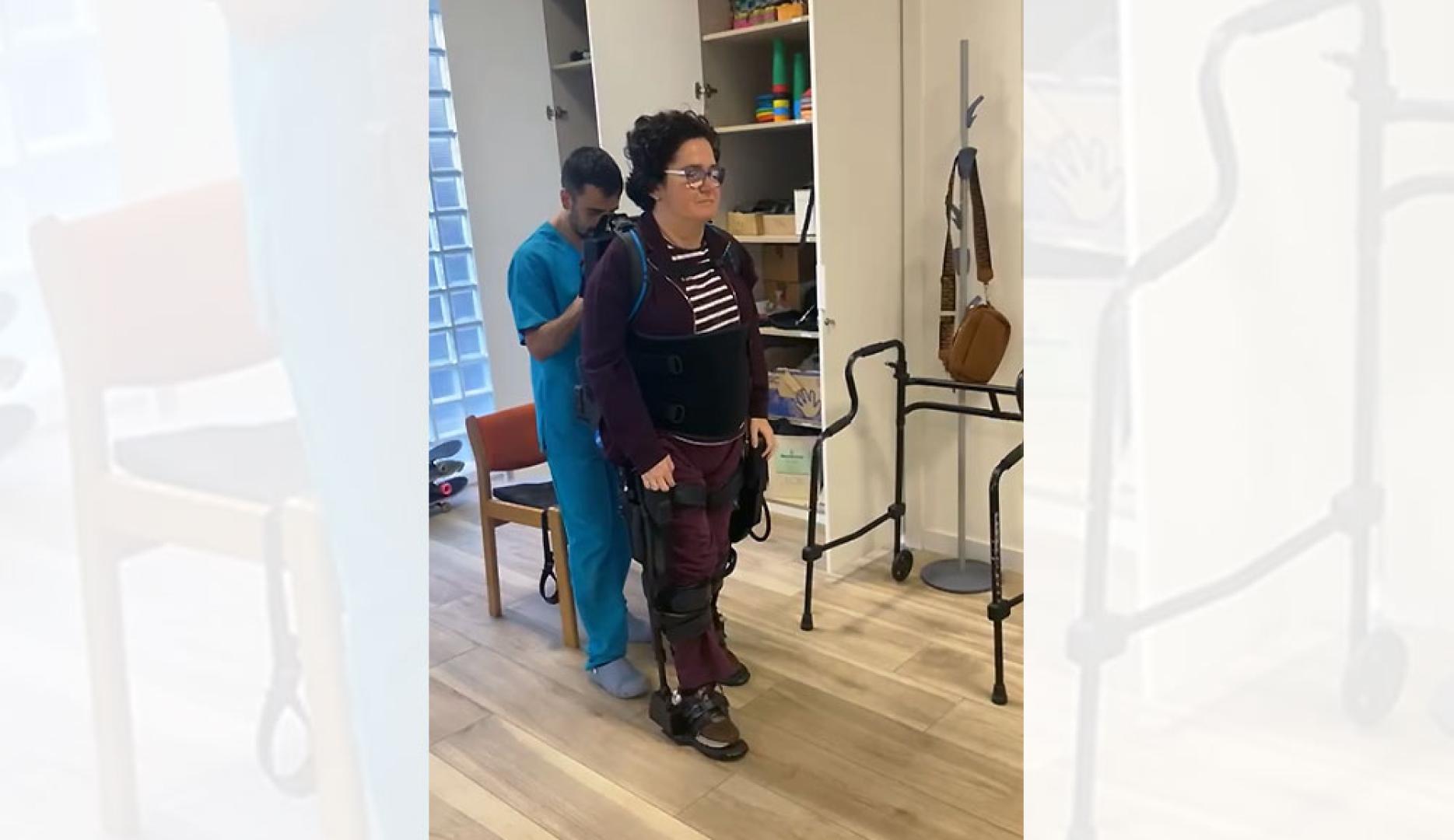 Demostración del uso del exoesqueleto por una usuaria de la asociación Esclerosis Múltiple de Navarra.