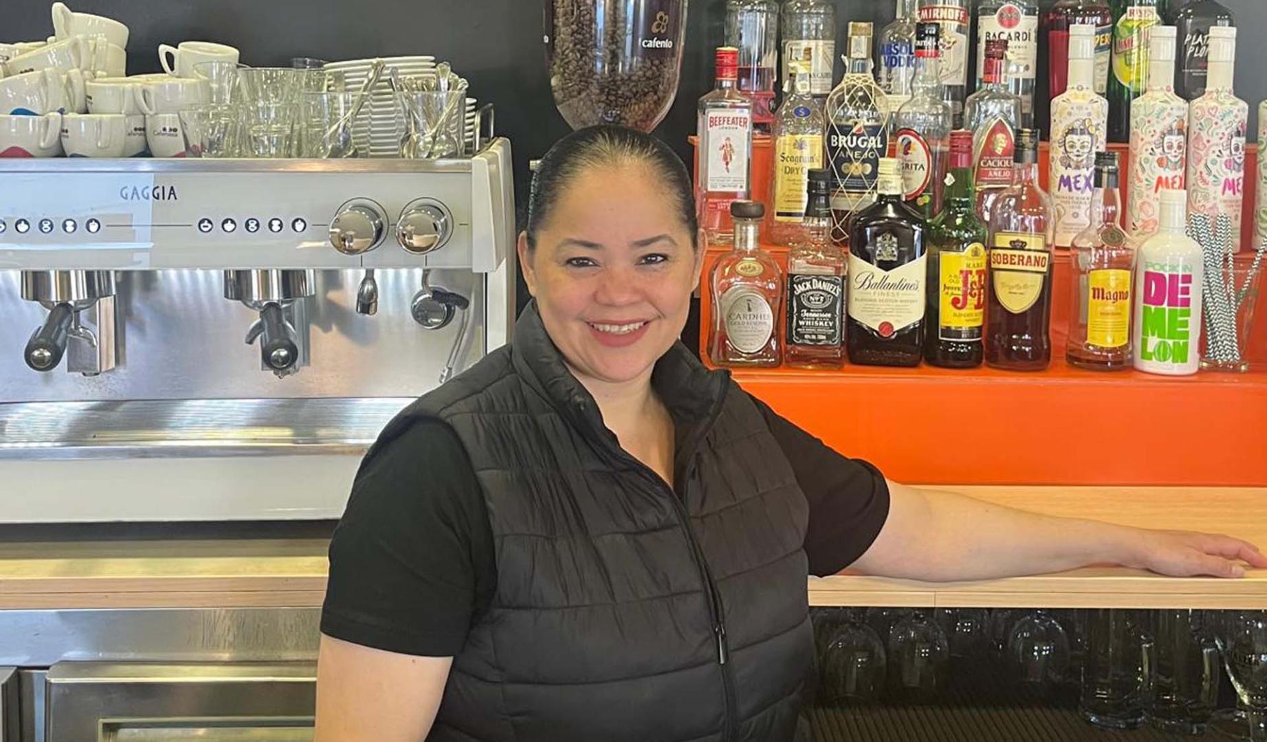 Yanet Ramírez, al frente del bar Gazolaz en Obanos