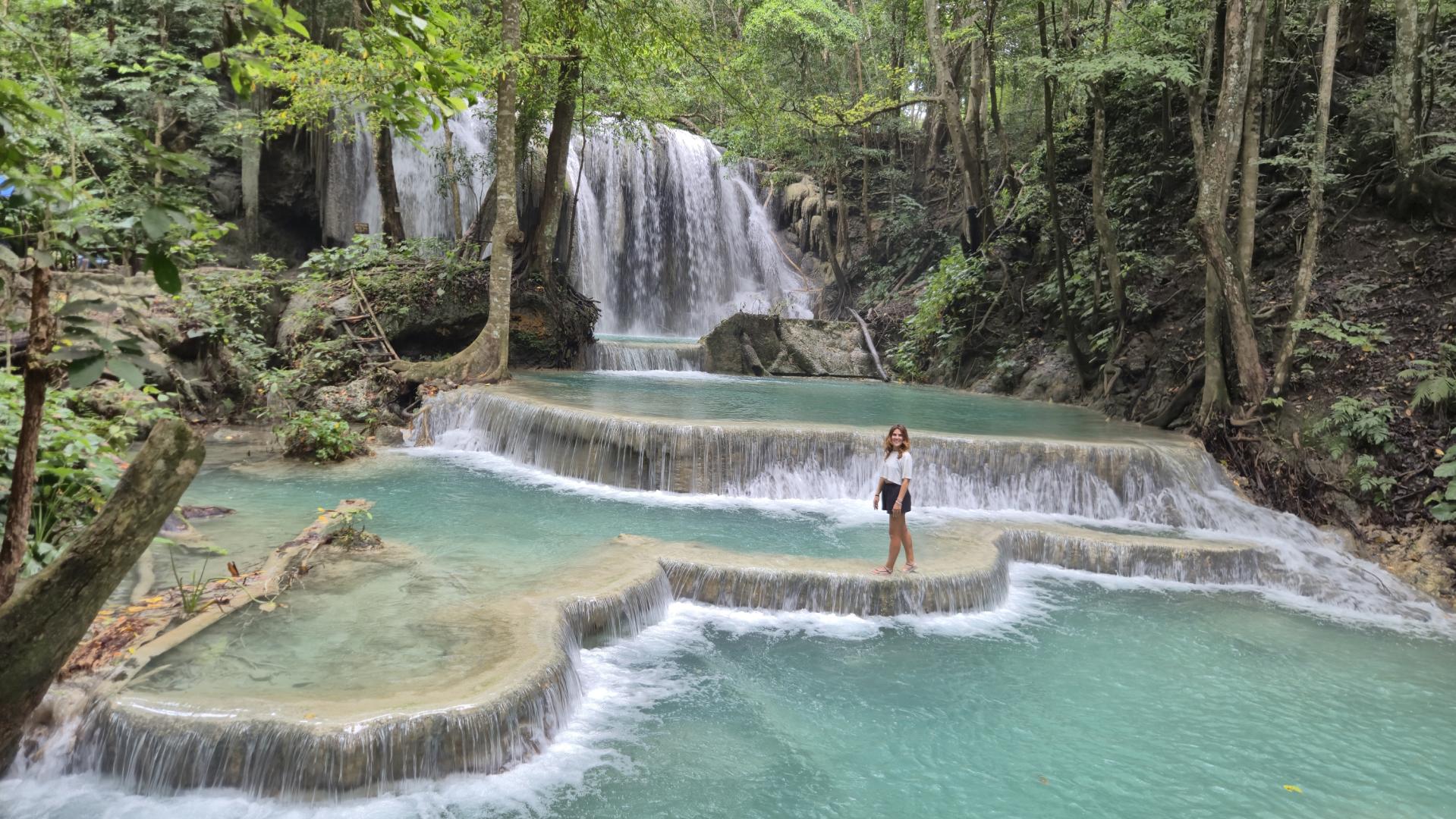 Raquel Vidorreta en la cascada de Mata Jitu, en la isla de Mojo (Sumbawa, Indonesia)