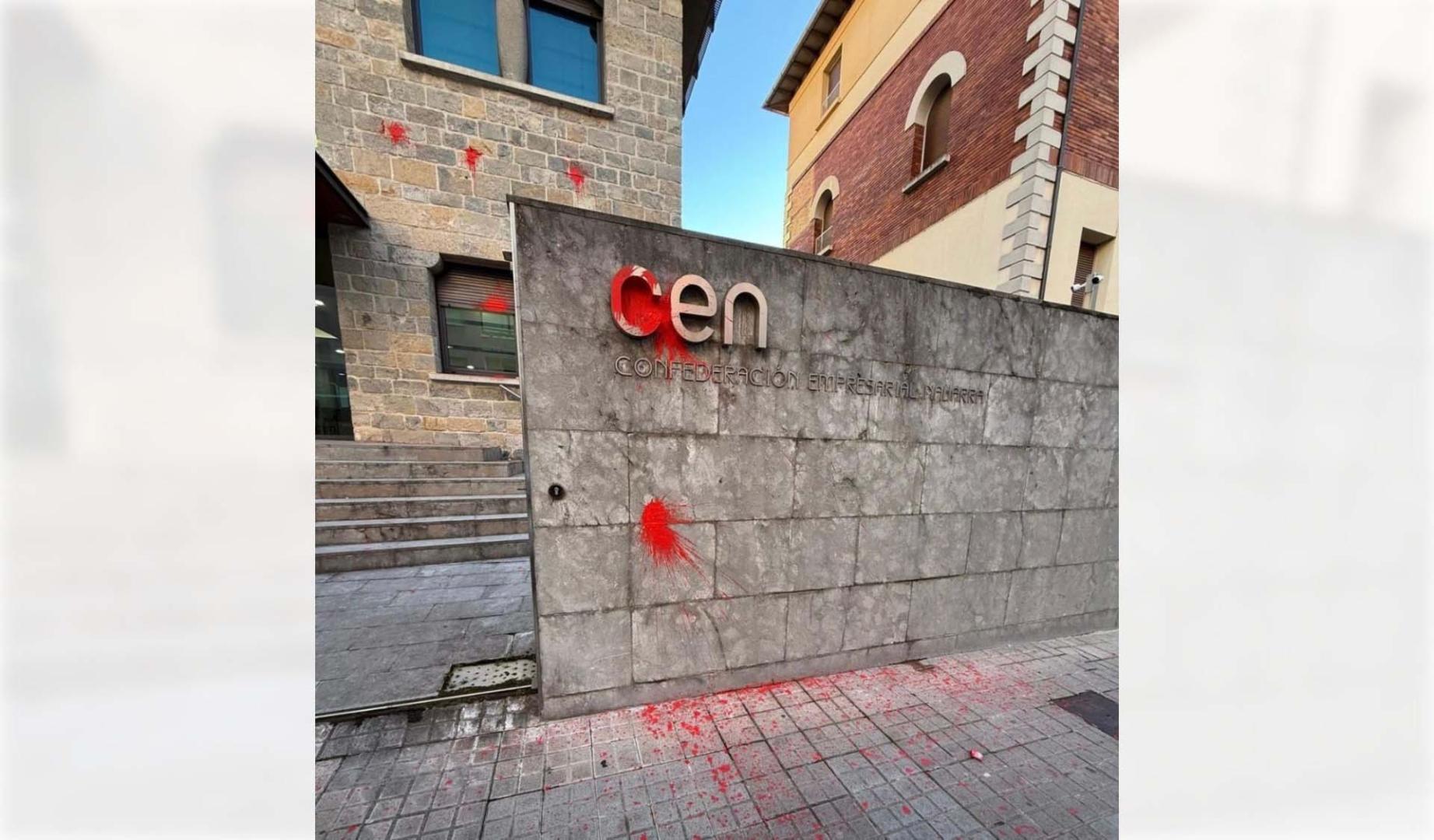 Manchas de pintura en la fachada de la sede de la CEN
