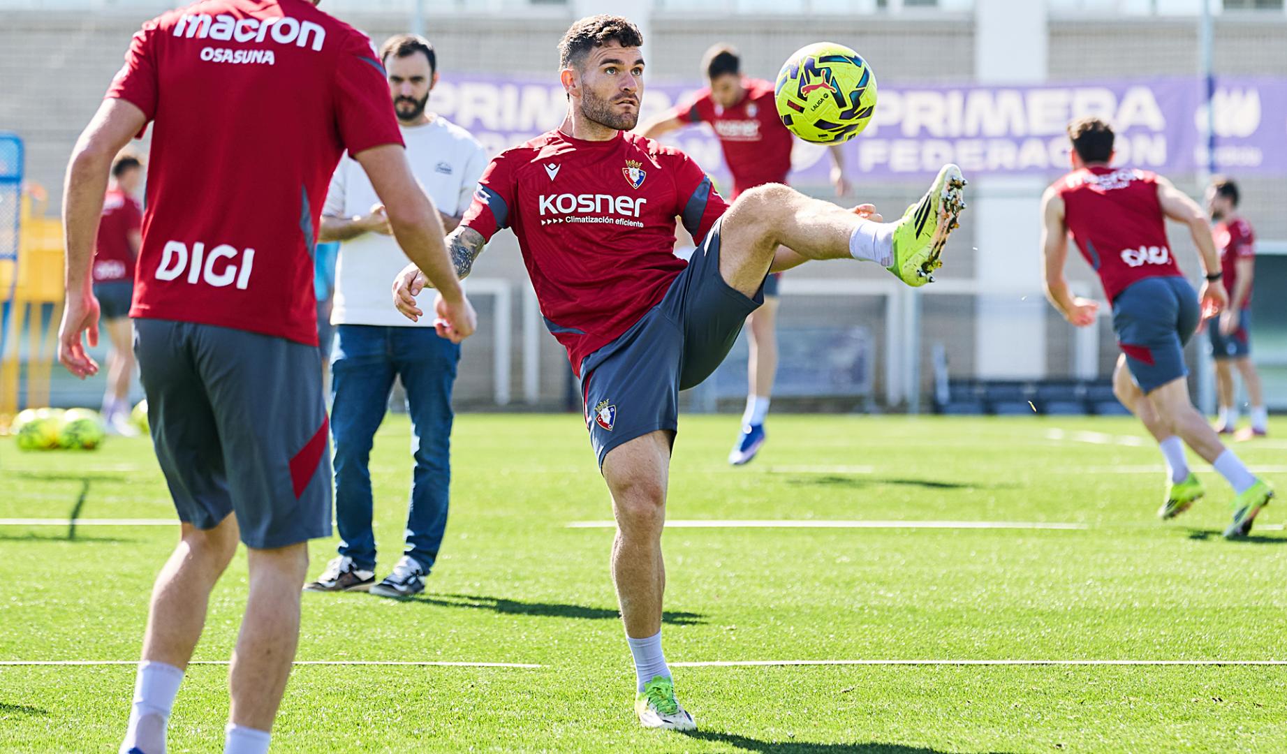 Javi Galán controla el balón durante el entrenamiento de este viernes en Tajonar