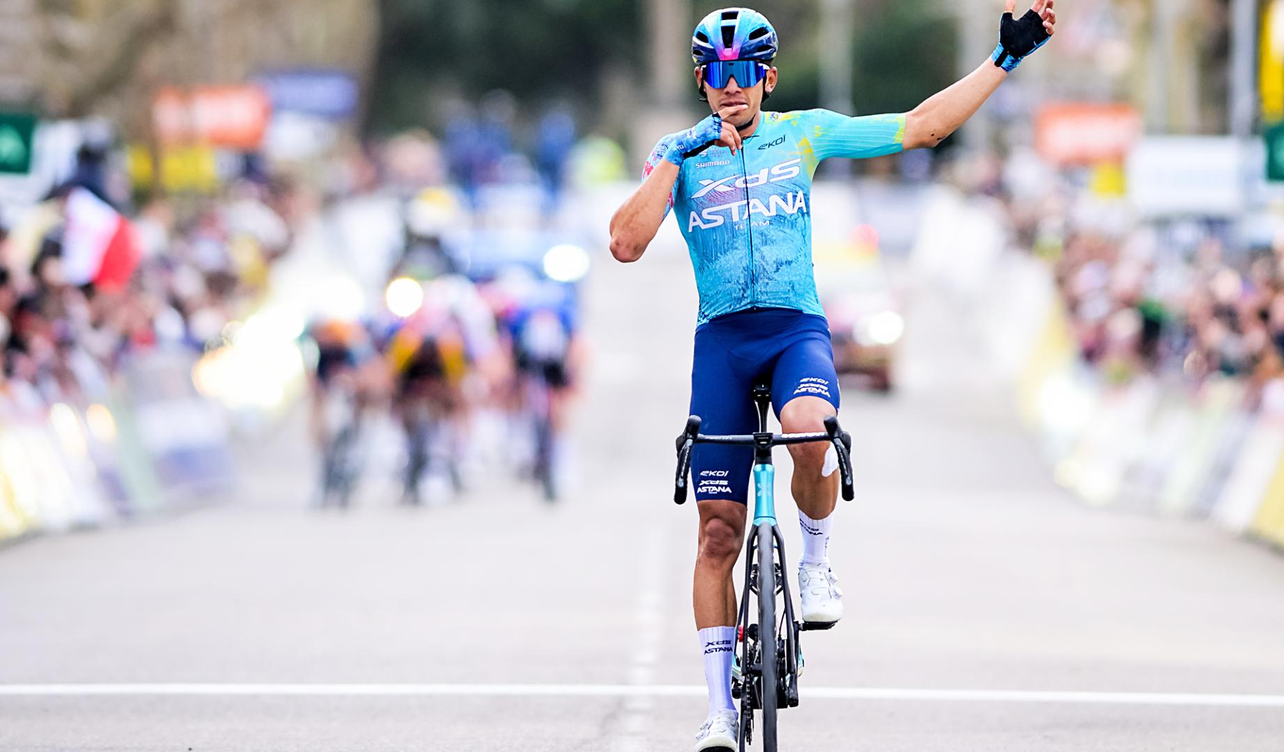 El corredor del Astana, Harold Tejada celebra la victoria en la línea de meta