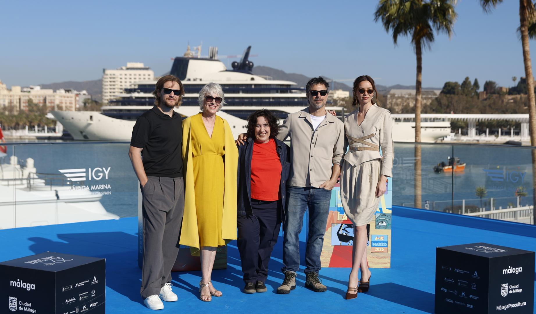 La cineasta Arantxa Echevarría, en el centro, junto los actores Jaime Olias, Susi Sánchez, Hugo Silva y Dafne Fernández