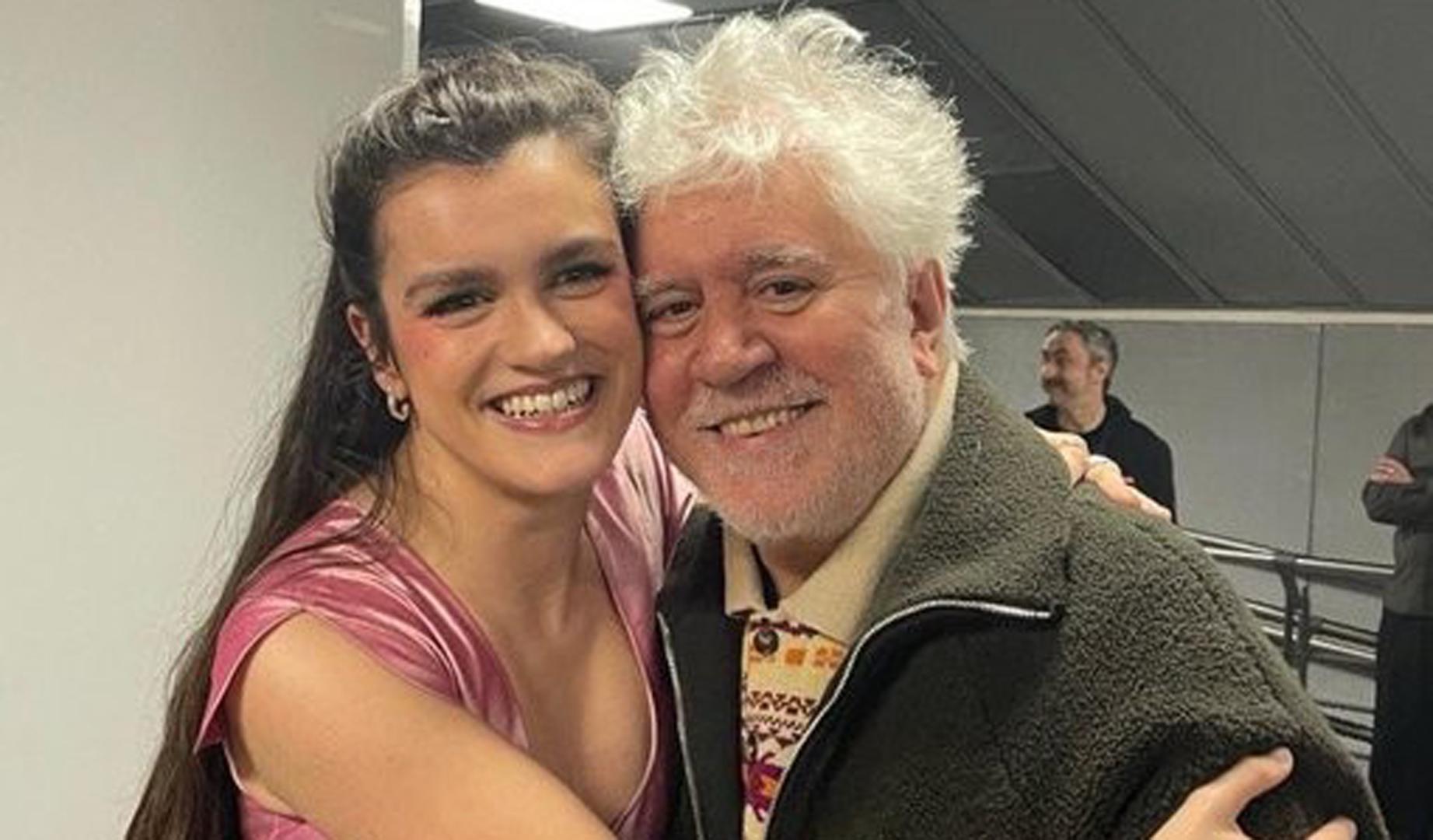 Amaia posa con Almodóvar, que acudió a ver a la cantante en su concierto en el Movistar Arena