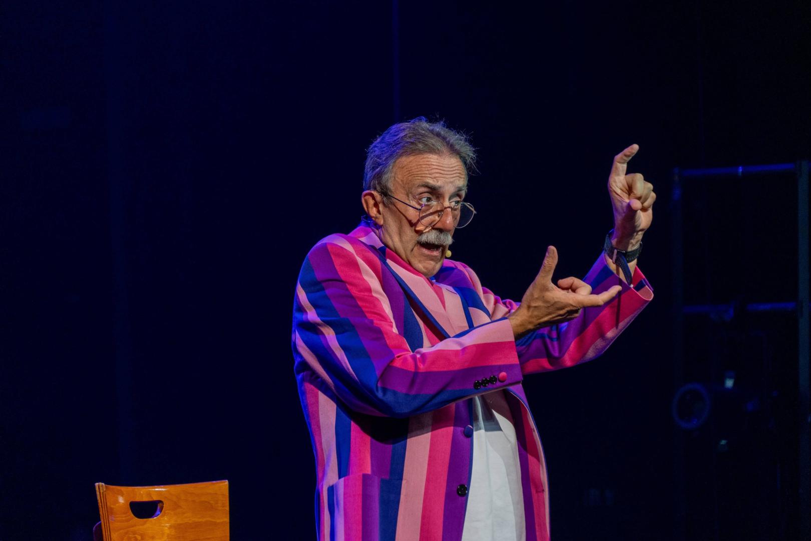 El humorista y actor, con la chaqueta del traje con la que presenta '¿Nos damos un viaje?'