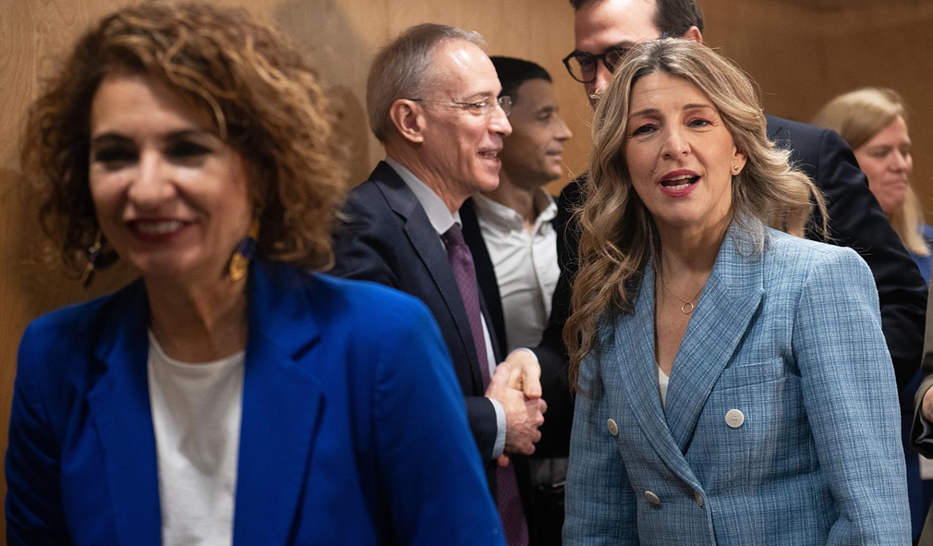 La vicepresidenta primera y ministra de Hacienda, María Jesús Montero, y la vicepresidenta segunda y ministra de Trabajo y Economía Social, Yolanda Díaz tras una reunión reciente con los agentes sociales y económicos para abordar el impacto del conflicto en Oriente Medio