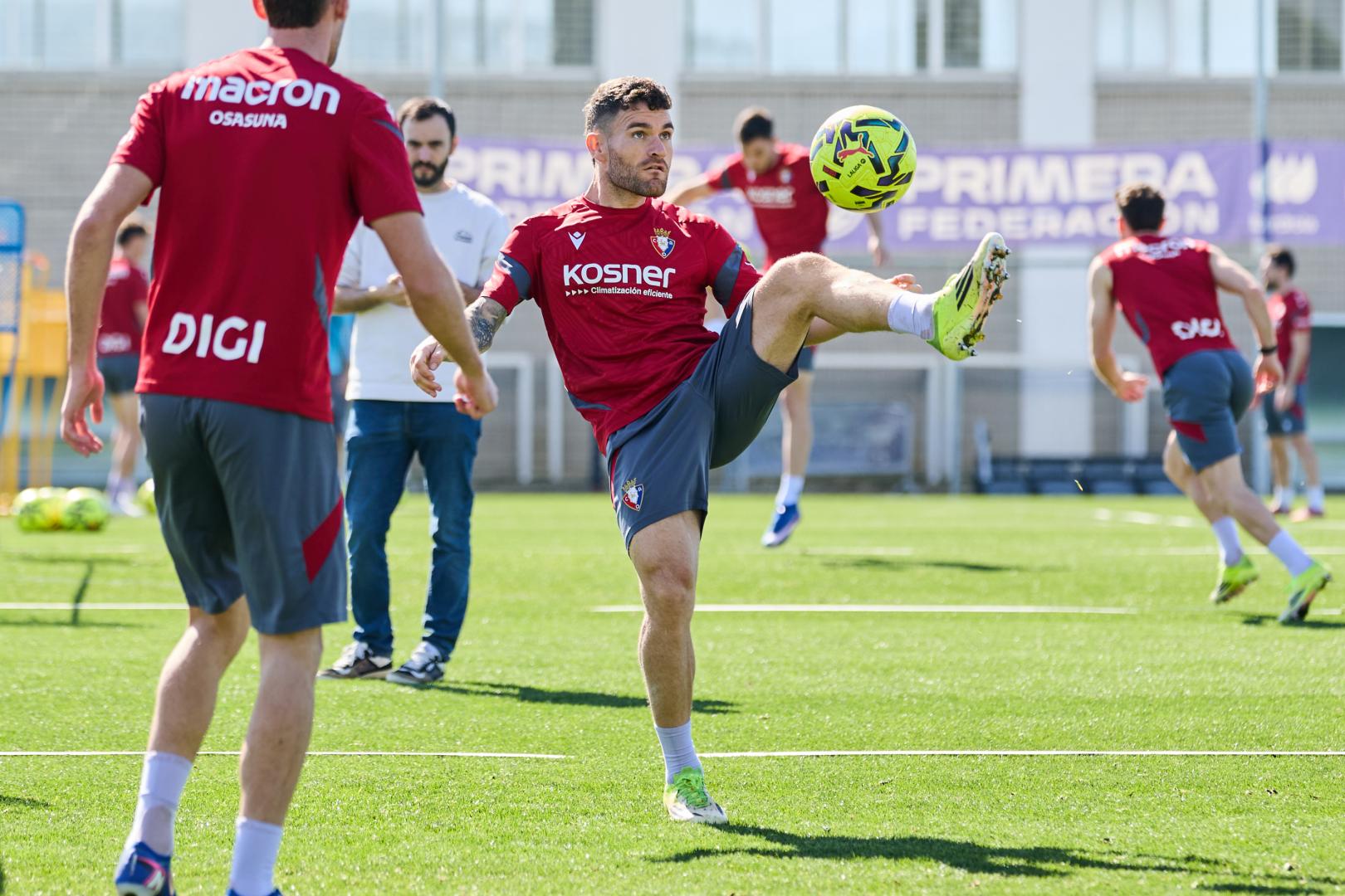 A: J.P. Urdíroz F: 13-03-2026 P: Javi Galán L: Pamplona. Instalaciones del C.A. Osasuna en Tajonar. T: Fútbol. Entrenamiento del primer equipo.