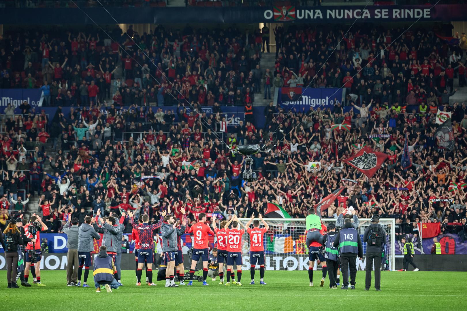 Los jugadores y la afición celebran la victoria contra el Real Madrid, el pasado 21 de febrero en El Sadar.