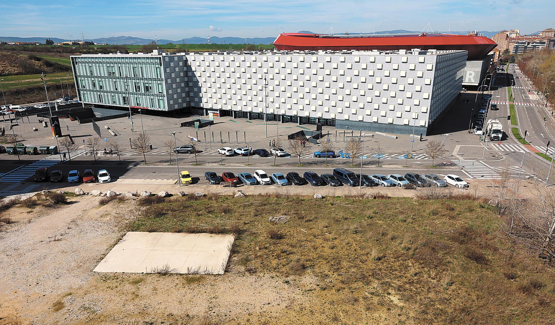 Parcela donde se construirán las viviendas, en primer término, con el Navarra Arena al fondo
