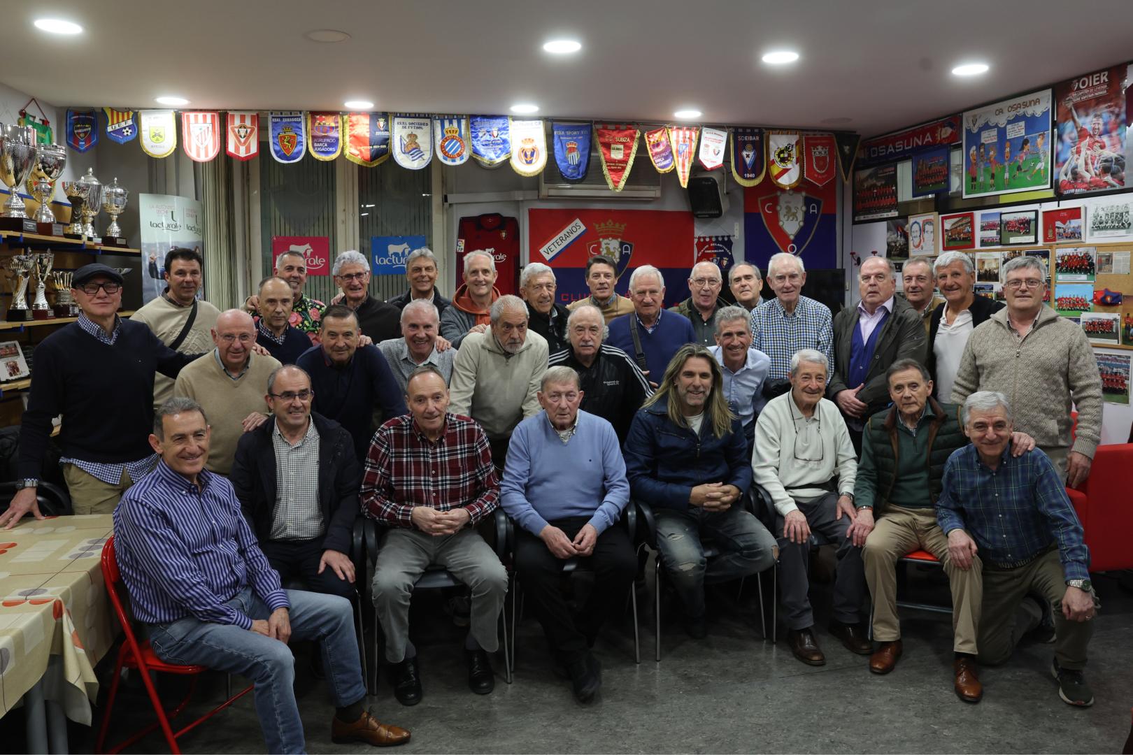 Miembros de Osasuna Veteranos, este viernes en su sede de la Plaza del Castillo.eduardo buxens