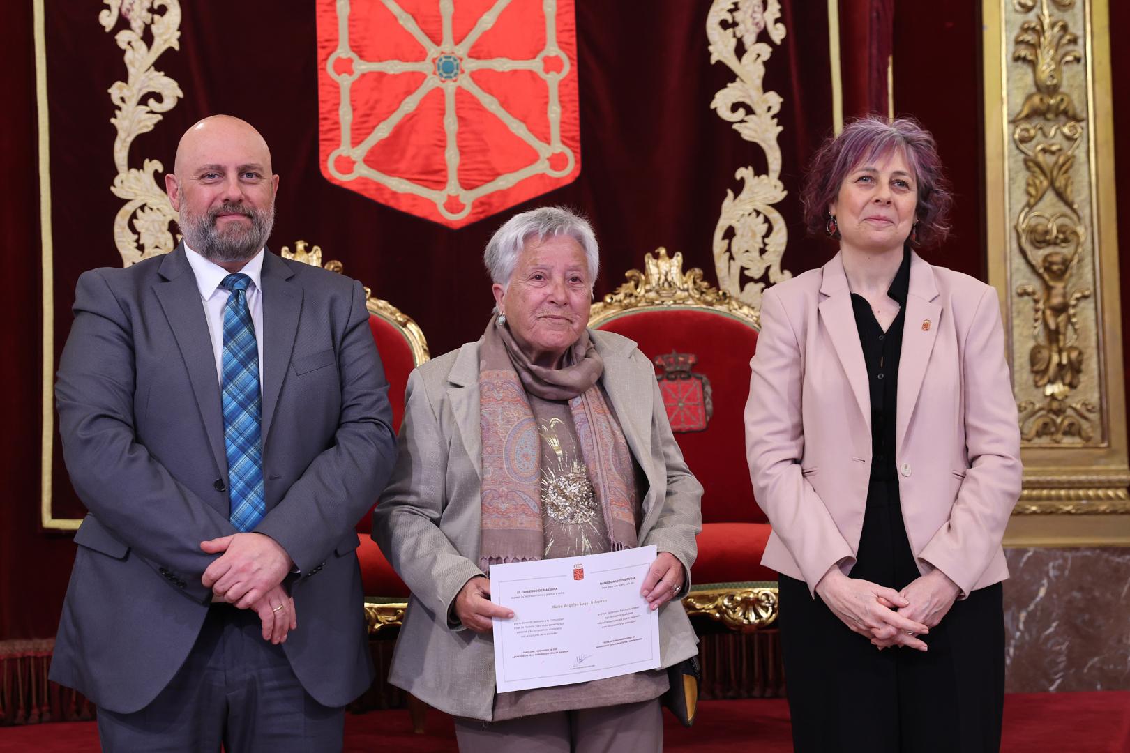 María Ángeles Luqui Iribarren, junto a los consejeros José Luis Arasti y Rebeca Esnaola
