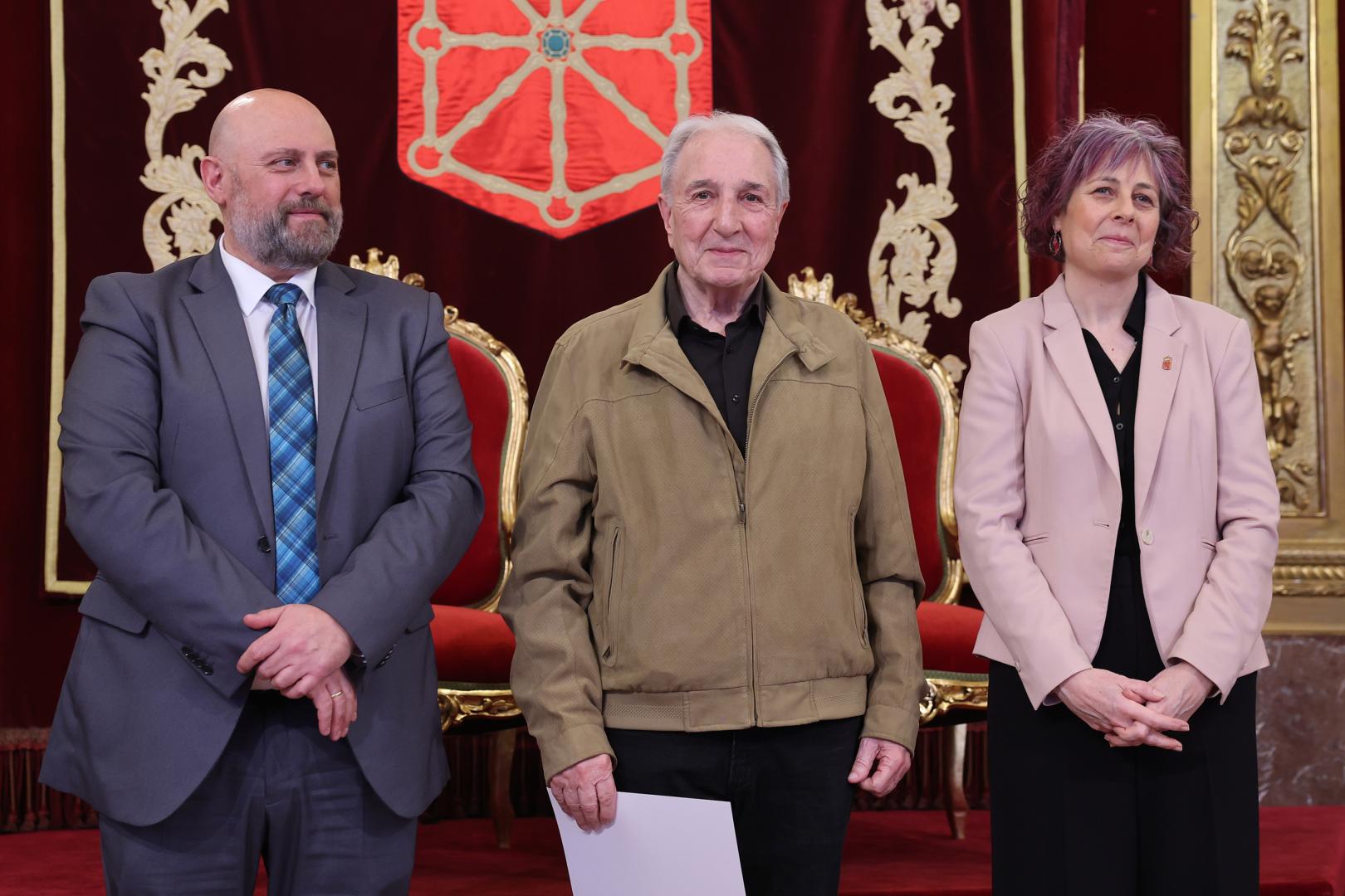 Jesús Garatea posa junto a los consejeros José Luis Arasti y Rebeca Esnaola, en el Salón del Trono del Palacio de Navarra