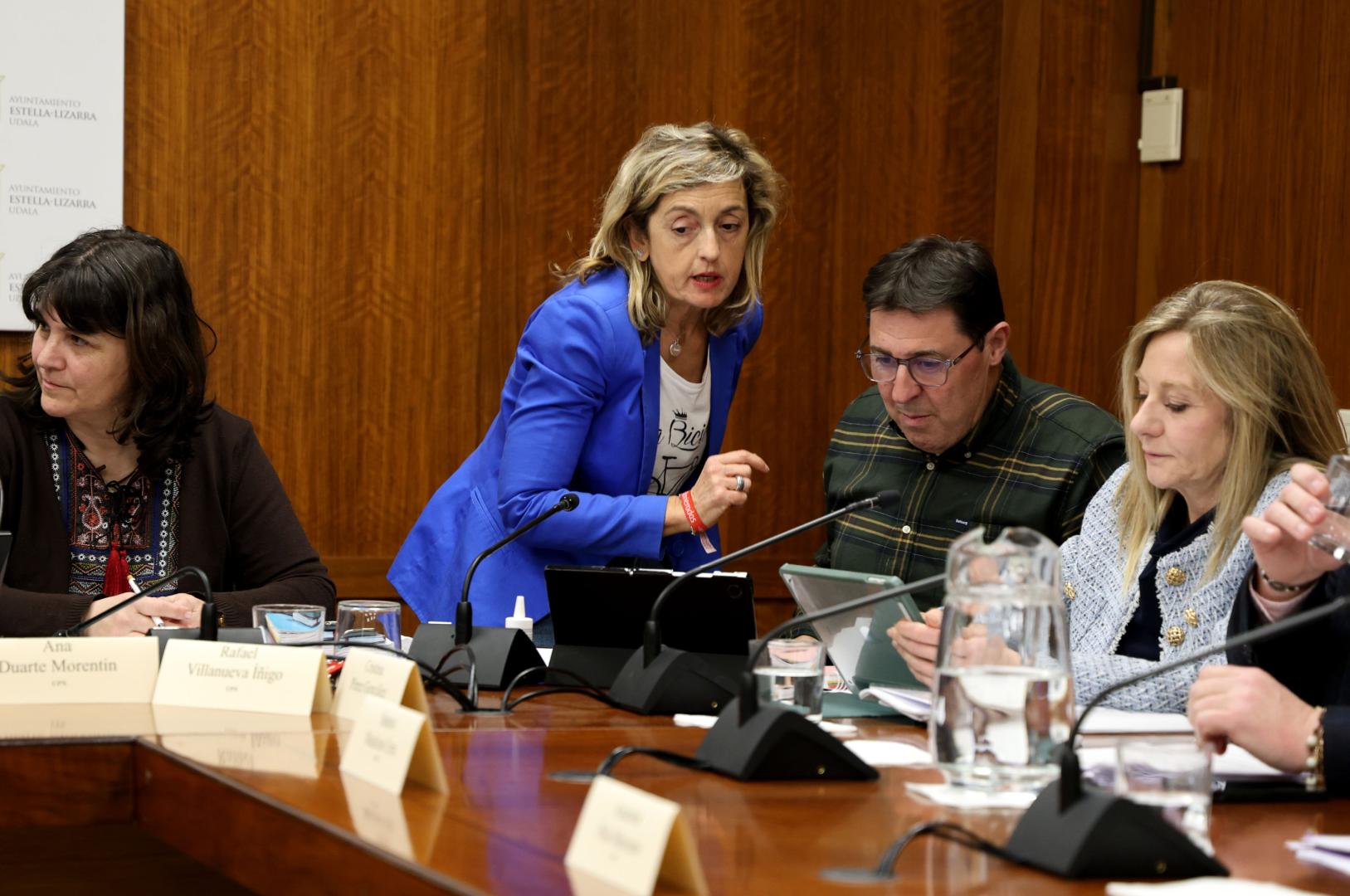 La portavoz del equipo de gobierno, Ana Duarte (izquierda), junto a otros compañeros de su grupo en el pleno de este 12 de marzo