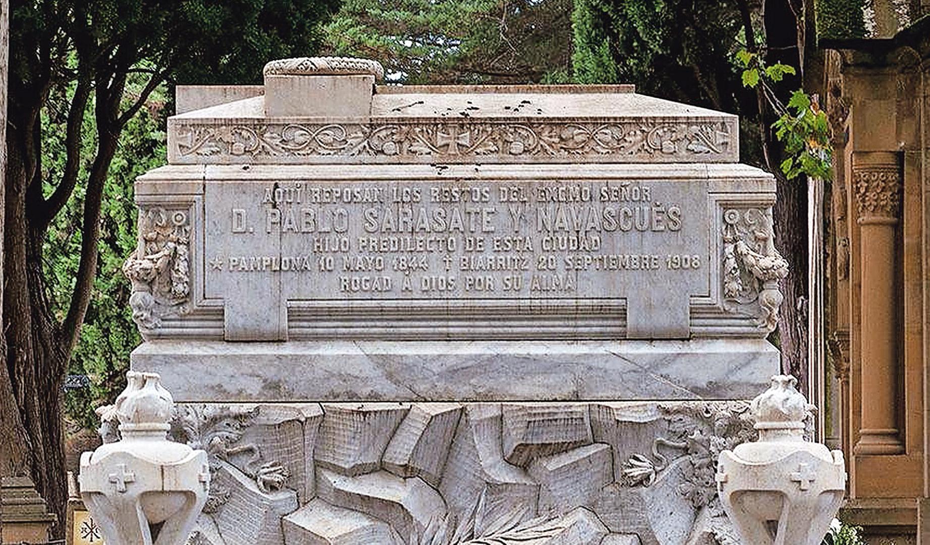 El mausoleo de Pablo Sarasate en Pamplona, donde aparece como fecha natal el 10 de mayo