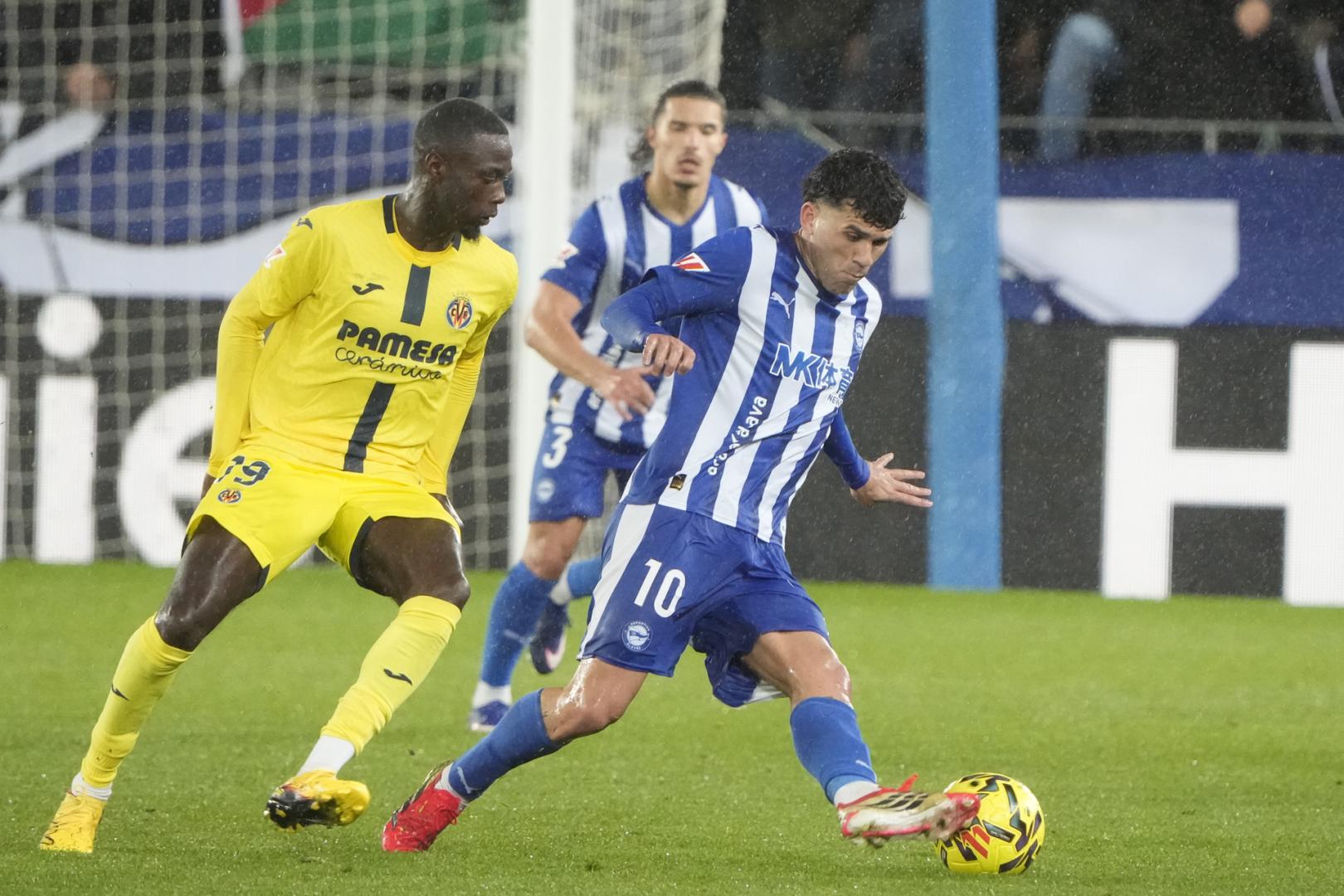 Carles Aleñá (Alavés) controla el balón ante el delantero francés del Villarreal, Nicolás Pépé