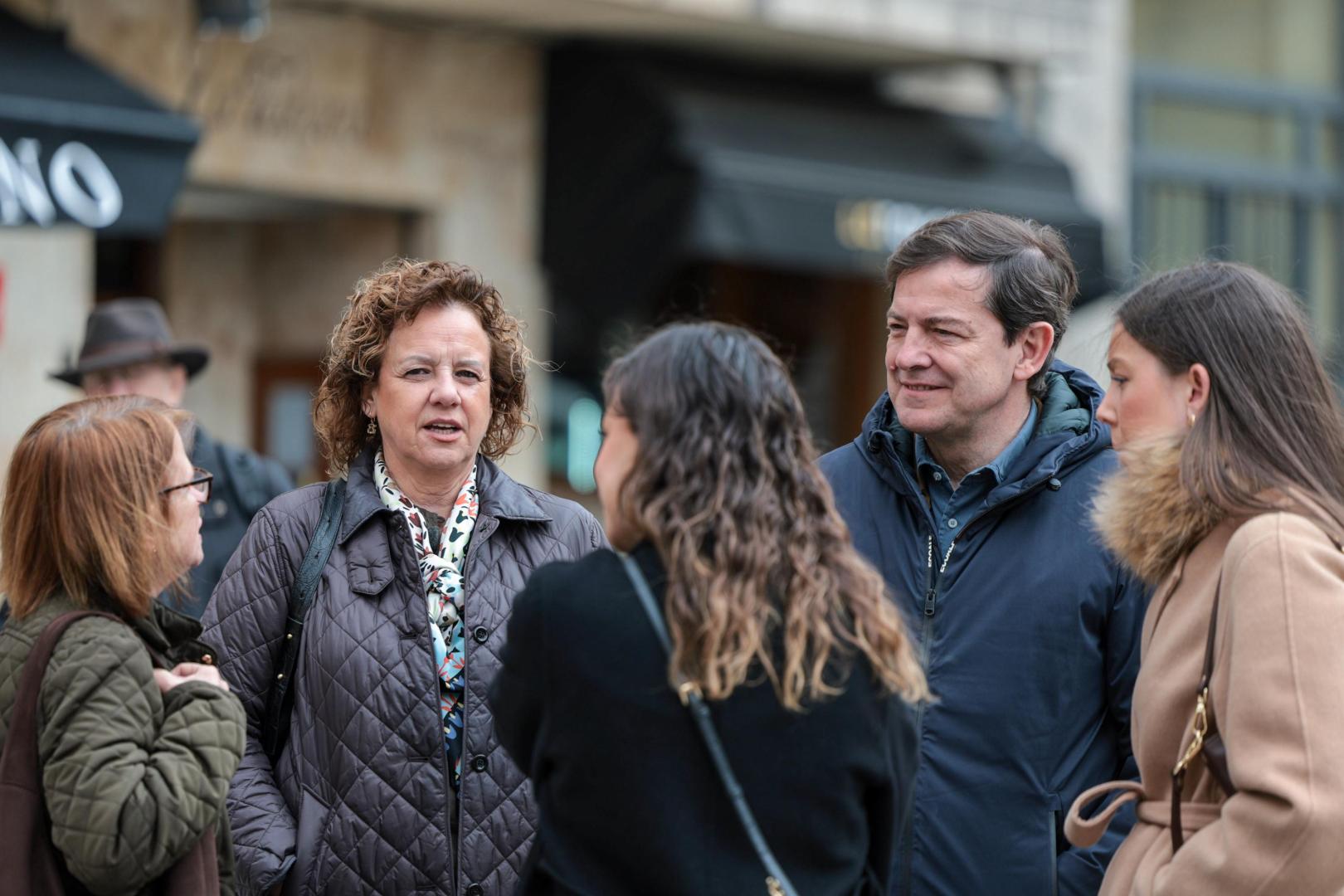 El candidato del PP a la Presidencia de la Junta de Castilla y León, Alfonso Fernández Mañueco, junto a familia y amigos este sábado en Salamanca durante la jornada de reflexión