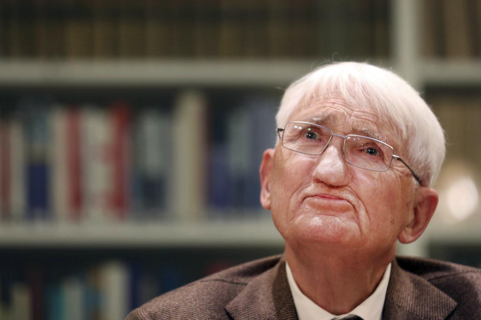 Fotografía de archivo fechada el 12 de diciembre de 2012 del filósofo alemán Jürgen Habermas durante una conferencia de prensa en el Instituto Heinrich Heine en Duesseldorf (Alemania)